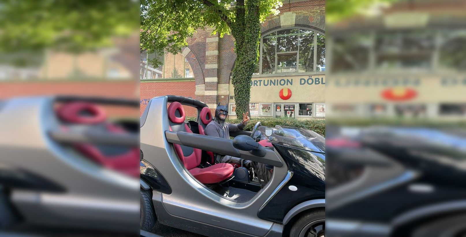 Batman fährt mit Smart durch Wien