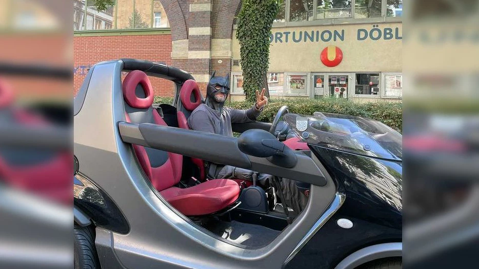 Batman fährt mit Smart durch Wien