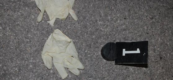 Einweghandschuhe wurden auf dem Gelände sichergestellt, die vermutlich von den Tatverdächtigen beim Einbruch verwendet worden waren.