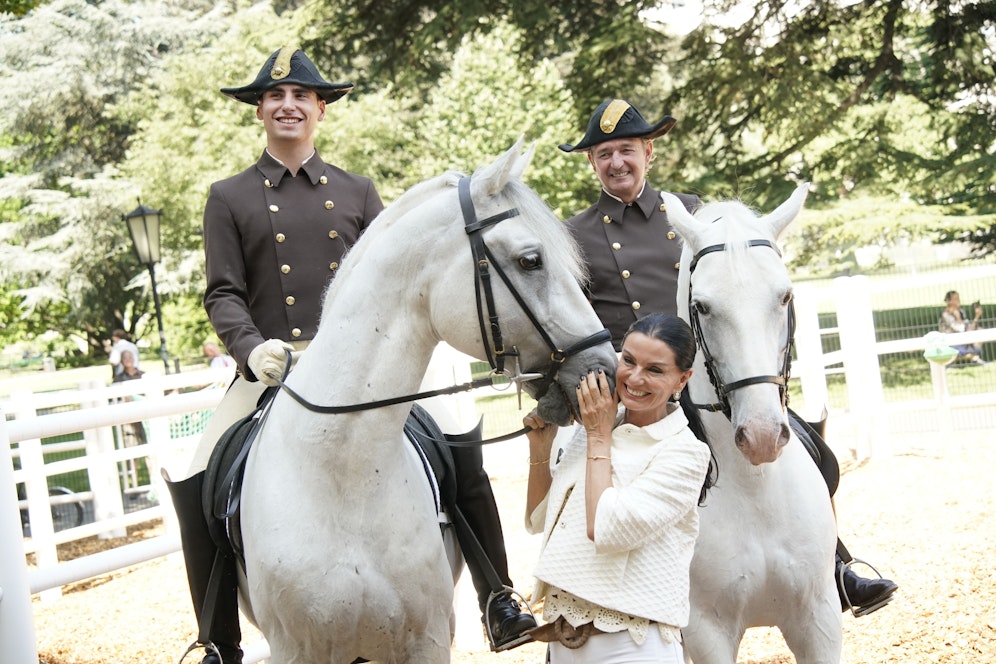 Sonja Klima, Geschäftsführerin der spanischen Hofreitschule, bekommt als Dankeschön für die neue Koppel ein Bussi vom Lipizzaner.