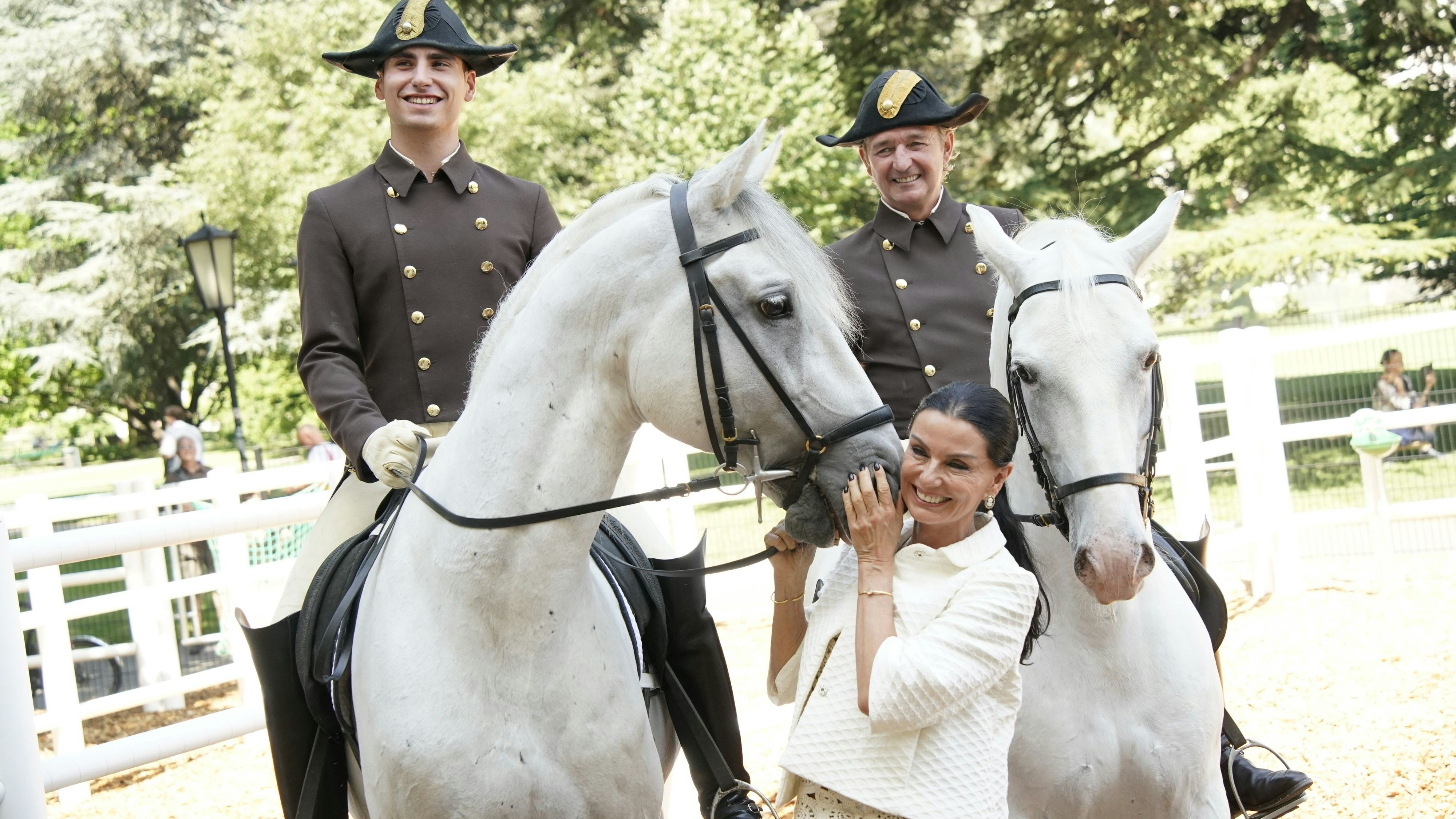 Im Sommer sind die Lipizzaner, hier mit Hofreitschul-Chefin Sonja Klima, im Burggarten in der Wiener City.&nbsp;