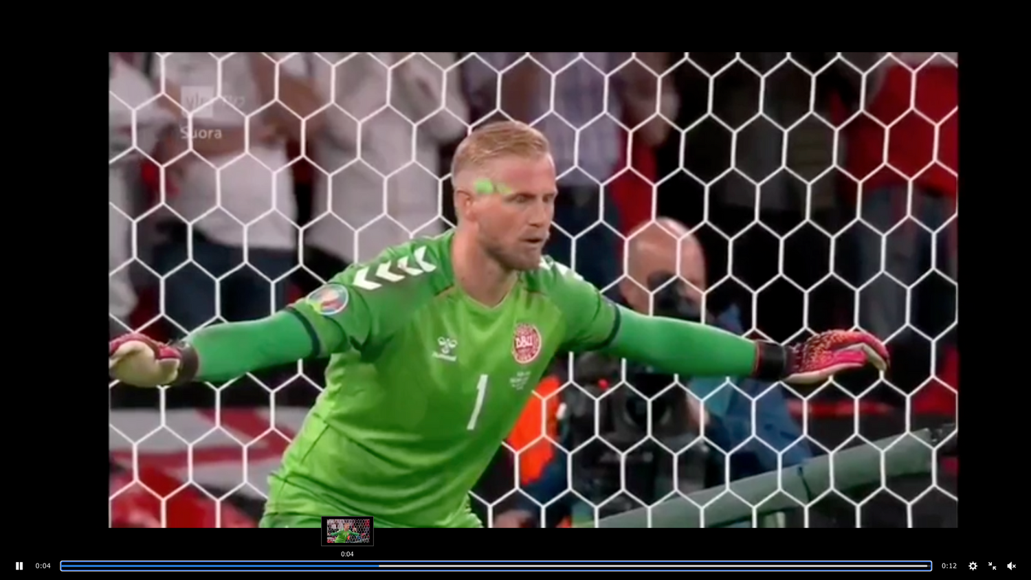 Kasper Schmeichel wird von einem Laserpointer gestört.