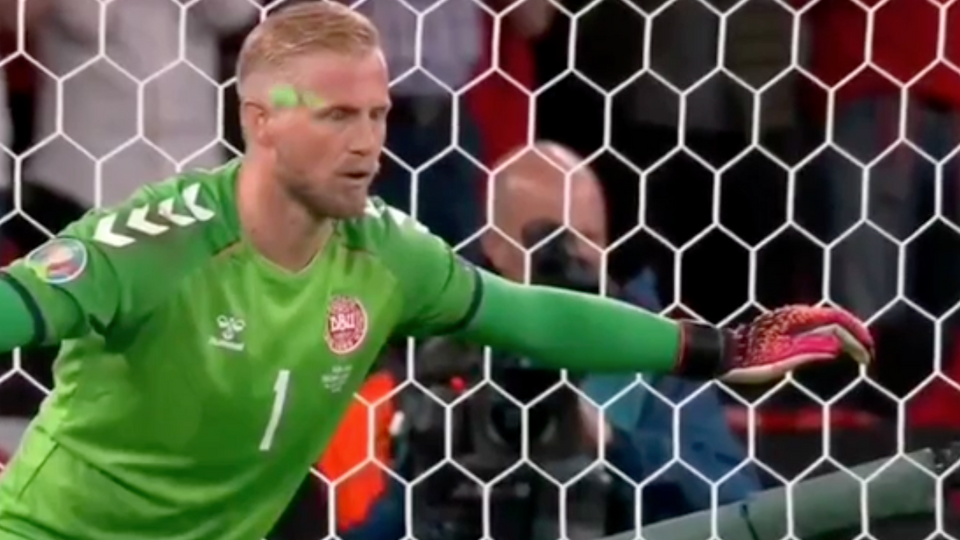 Kasper Schmeichel wird von einem Laserpointer gestört.