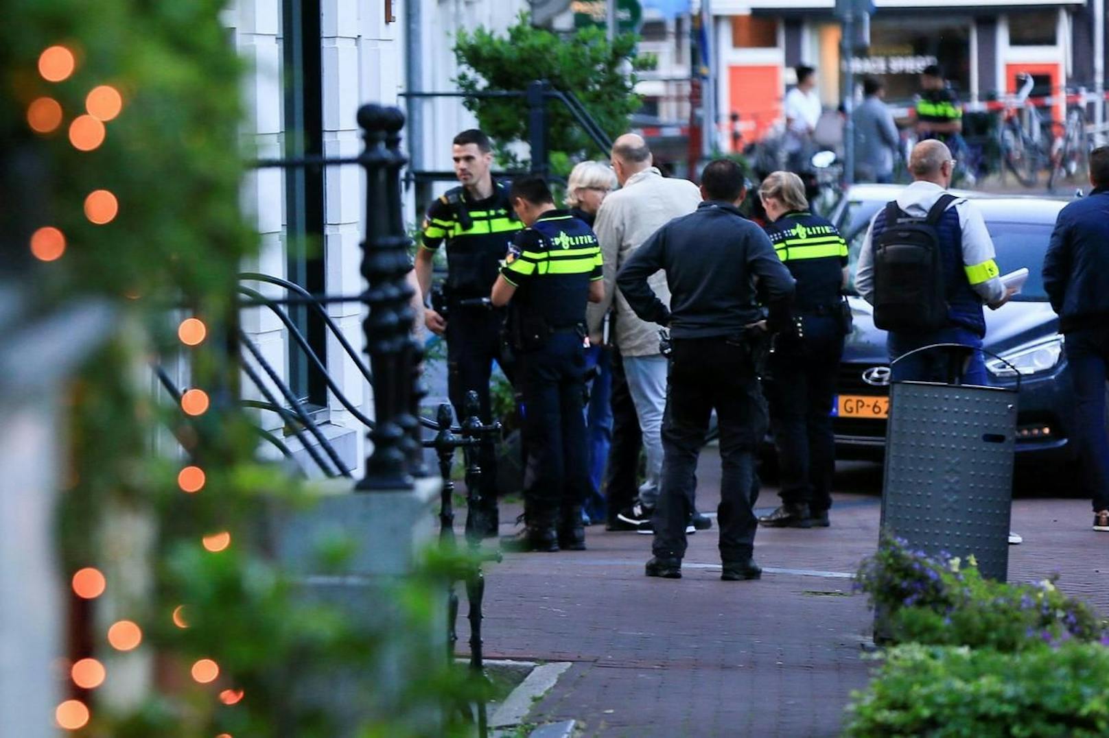 Polizistinnen und Polizisten am Ort, wo Peter de Vries niedergeschossen wurde.