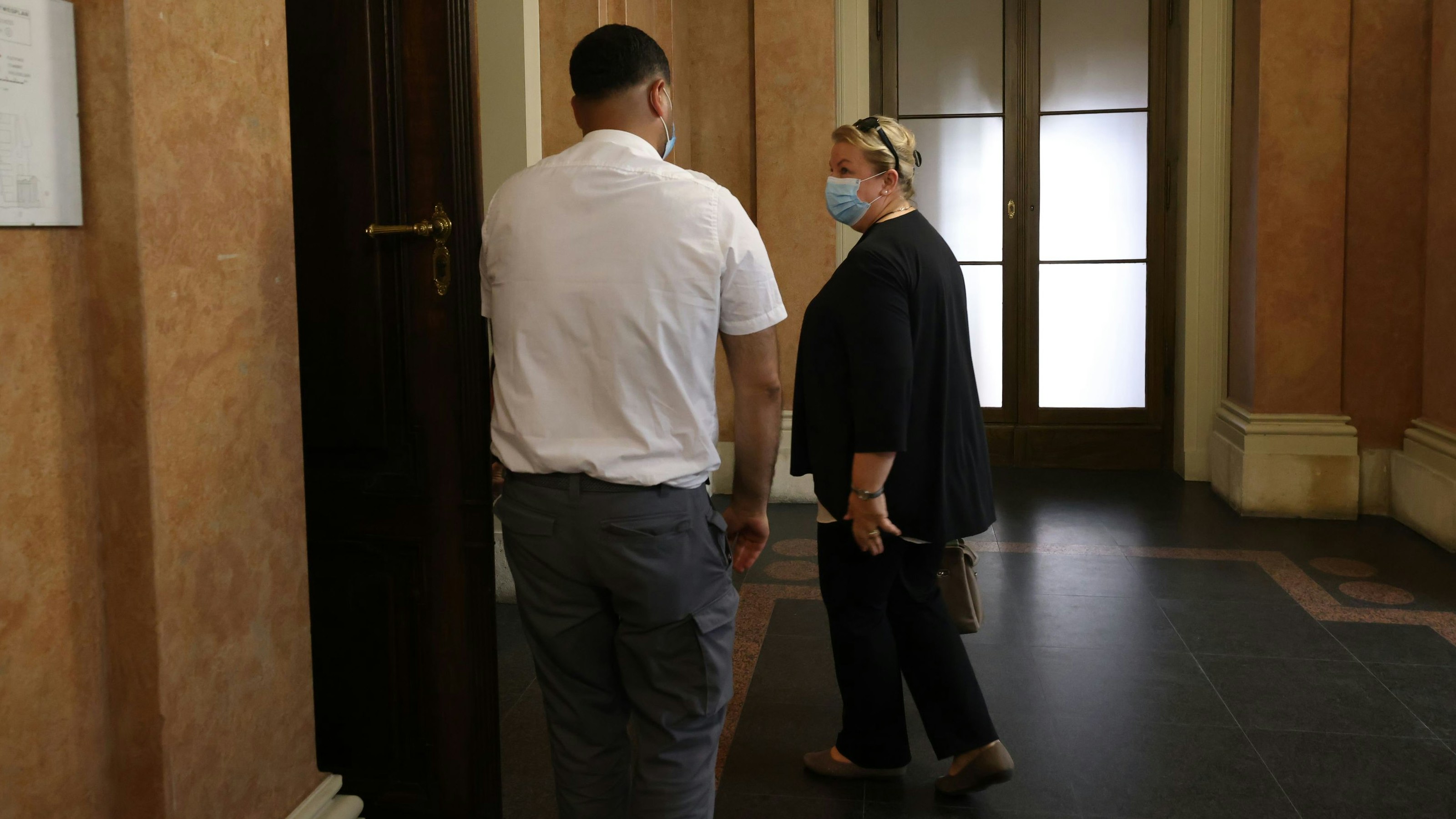 Hartinger-Klein beim Prozess gegen Strache