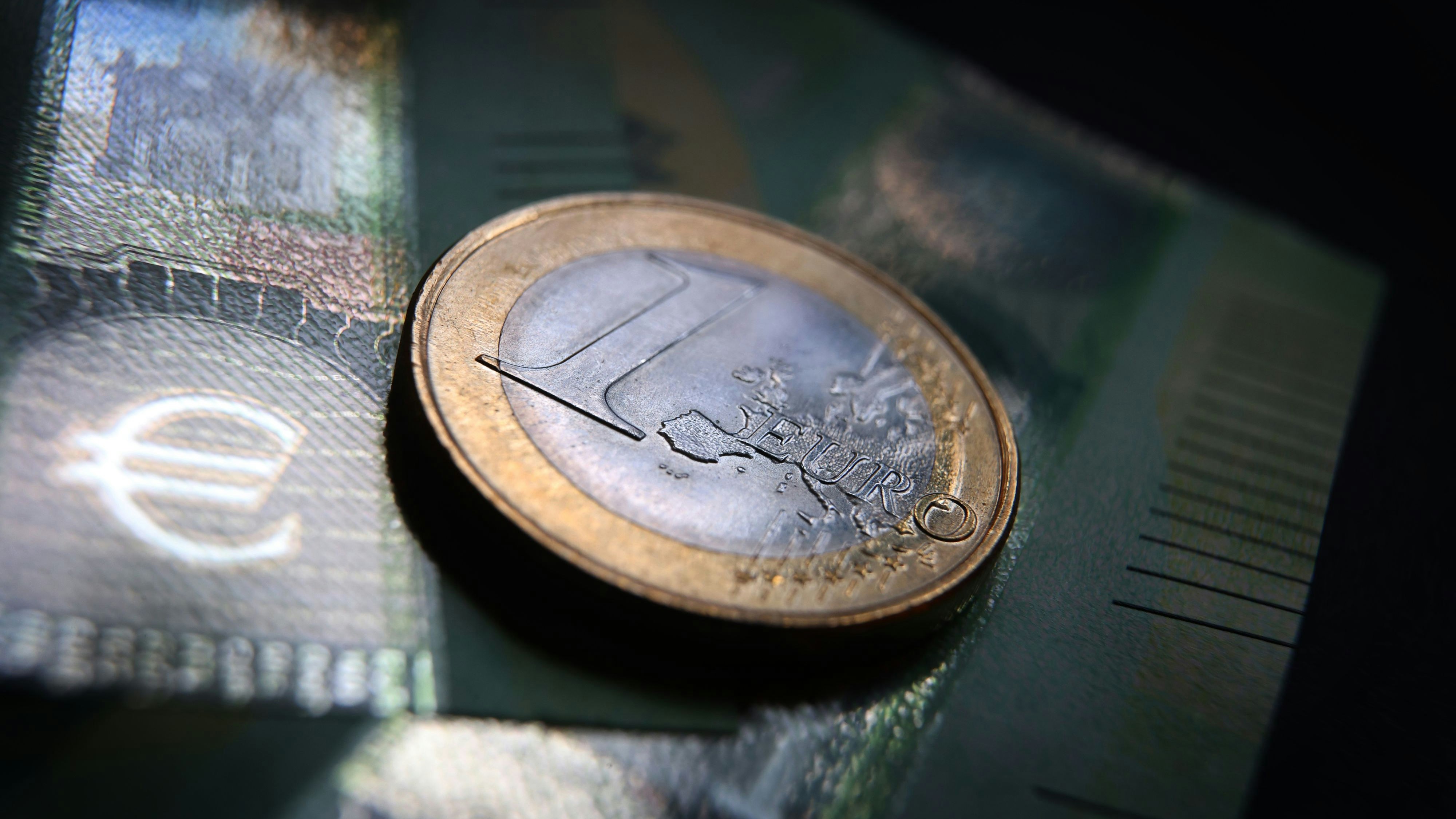 Download von www.picturedesk.com am 08.07.2021 (15:13).  27 May 2021, Bavaria, Augsburg: A one-euro coin and two 100-euro banknotes lie on a table. Photo: Karl-Josef Hildenbrand/dpa - 20210527_PD14202 - Rechteinfo: Rights Managed (RM)