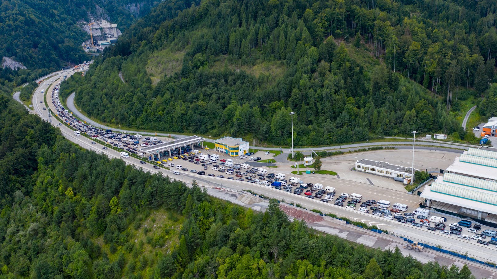 Auch an diesem Wochenende rechnen Verkehrexperten wieder mit lang andauernden Verzögerungen, auch an Österreichs Grenzen. Symbolbild. 