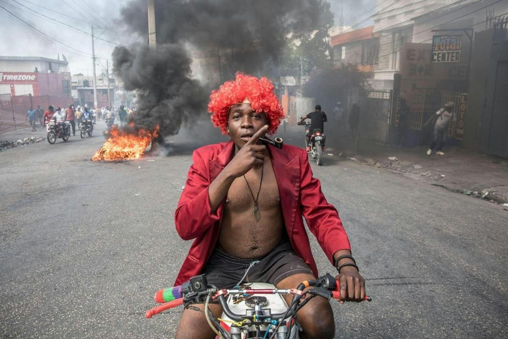 Ein Demonstrant protestiert gegen Moïse während einer Demonstration im Februar 2021.