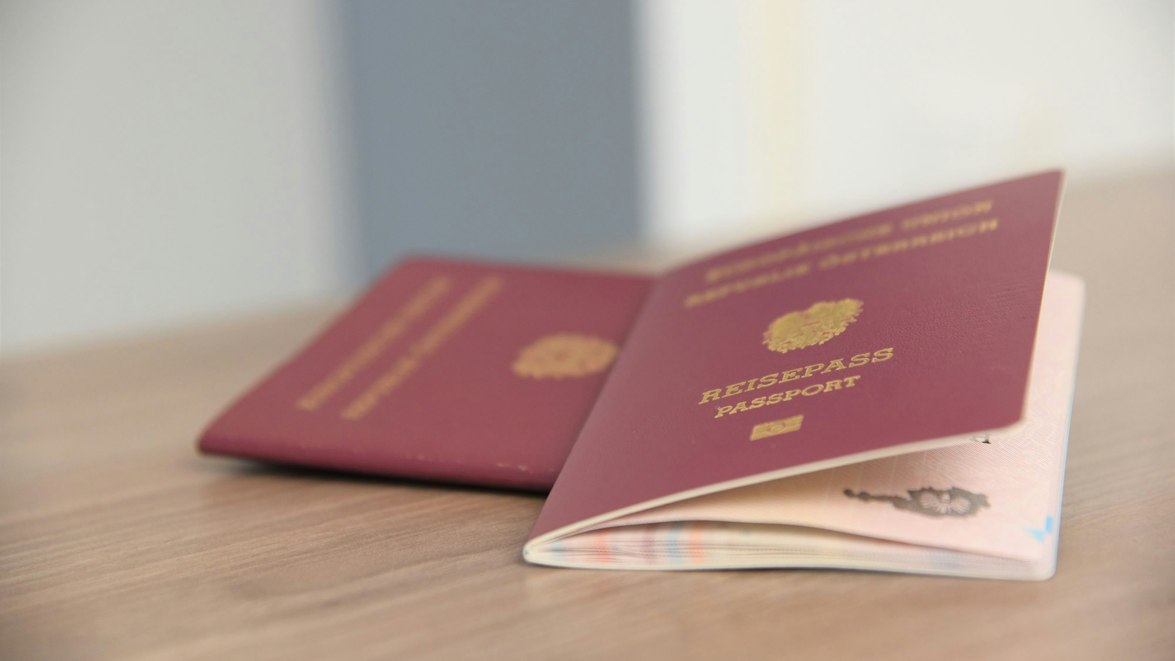 Symbolbild von zwei Reisepässen.