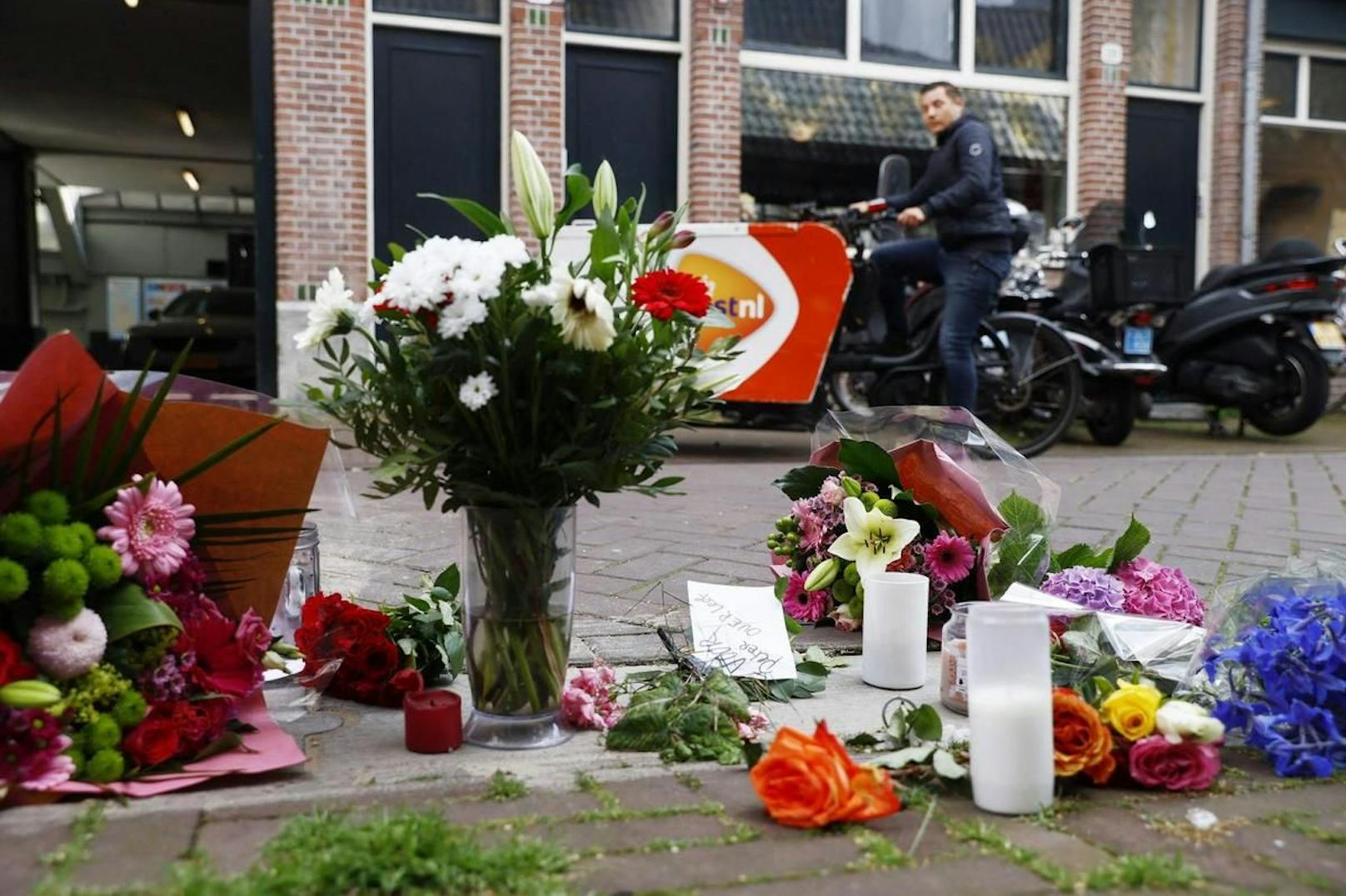 Viele legten dort Blumen und Botschaften für den schwer verletzten Journalisten nieder.