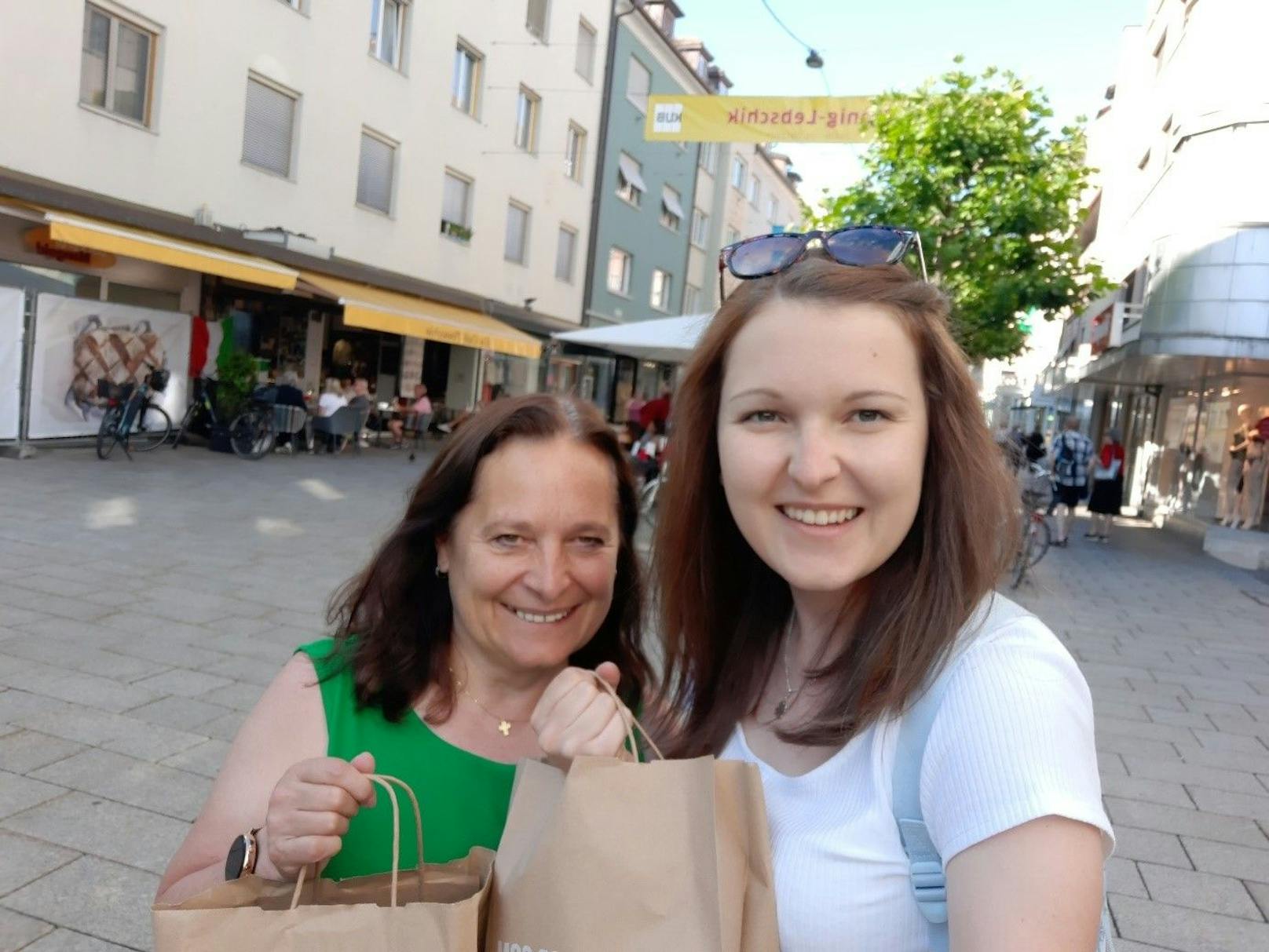 Susanne und Emma beim Shoppen in der Bregenzer Innenstadt (Kaiserstraße)
