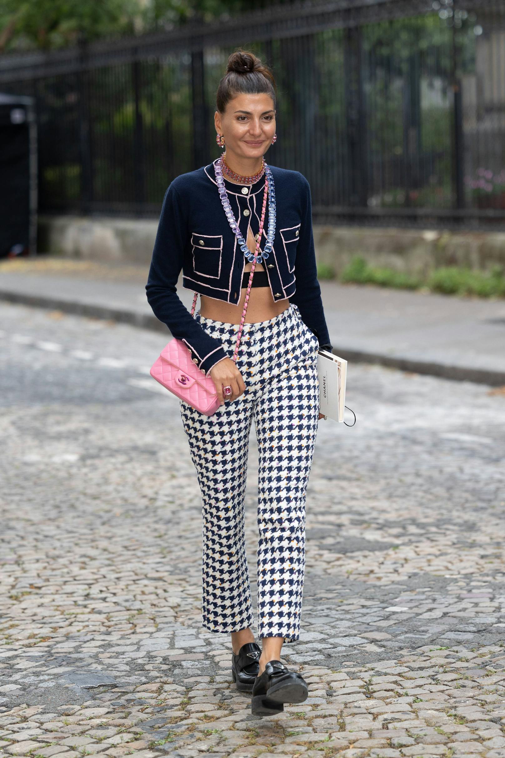 Moderedakteurin&nbsp;Giovanna Battaglia Engelbert schlenderte im chicen Look zu Chanel.