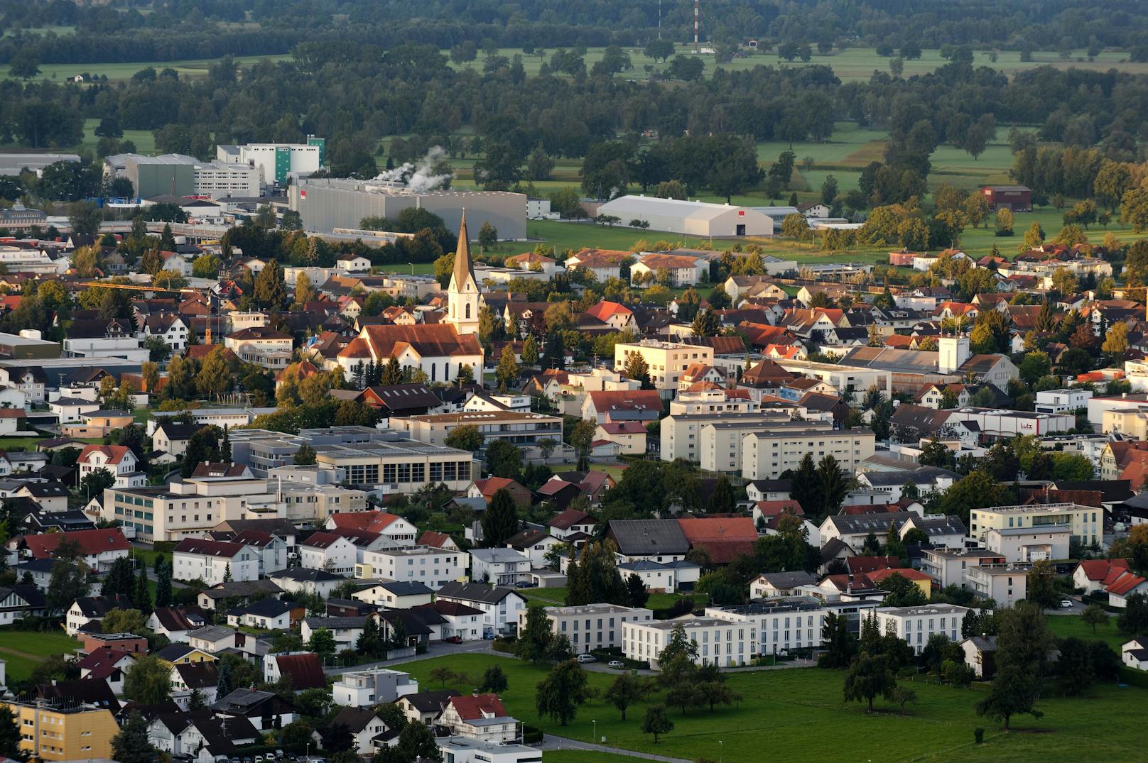 <strong>Platz 5: Lauterach (Voralberg)!&nbsp;</strong>Lauterach mit 10.364 Einwohnern liegt mit der jährlichen Such-Inzidenz nach FKK-Stränden bei 115,8 auf Platz fünf. Weit haben es die hiesigen Freikörperkulturanhänger nicht: In rund 15 Minuten erreichen sie den FKK-Strand in Hard.