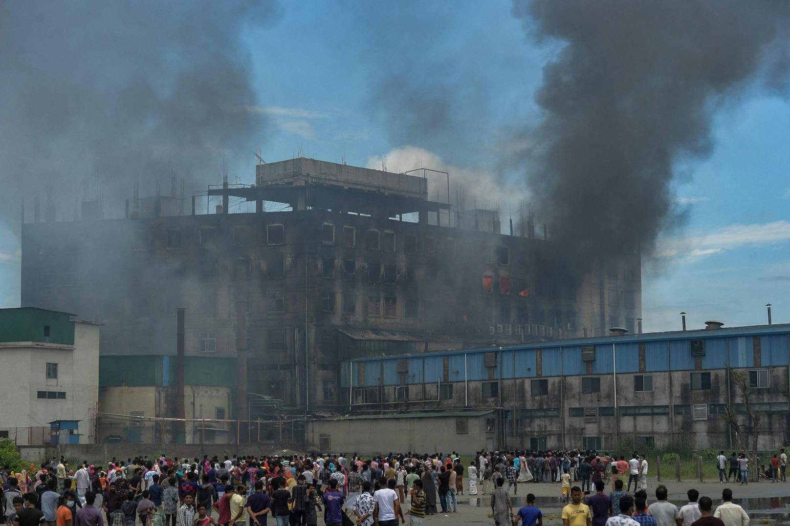 In Bangladesch kamen bei einem Brand in einer Fabrik Dutzende Personen ums Leben.
