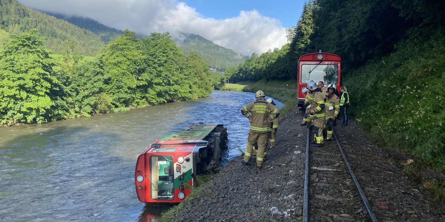 Murtalbahn voller Kinder entgleist – 15 Verletzte