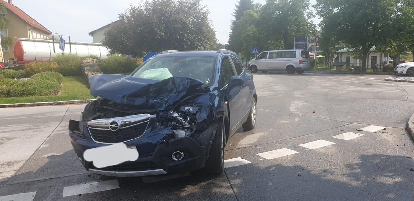 Der Lkw-Fahrer krachte gegen einen entgegenkommenden Pkw.