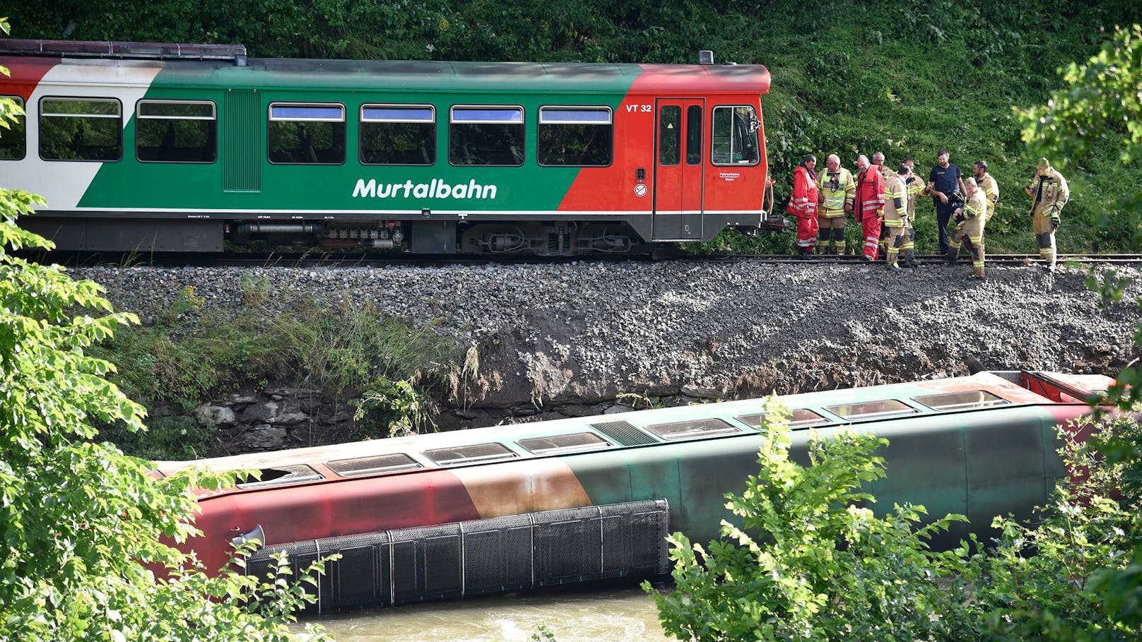 Seit einer Woche wartet der 32 Tonnen schwere Waggon der Murtalbahn auf seine Bergung.