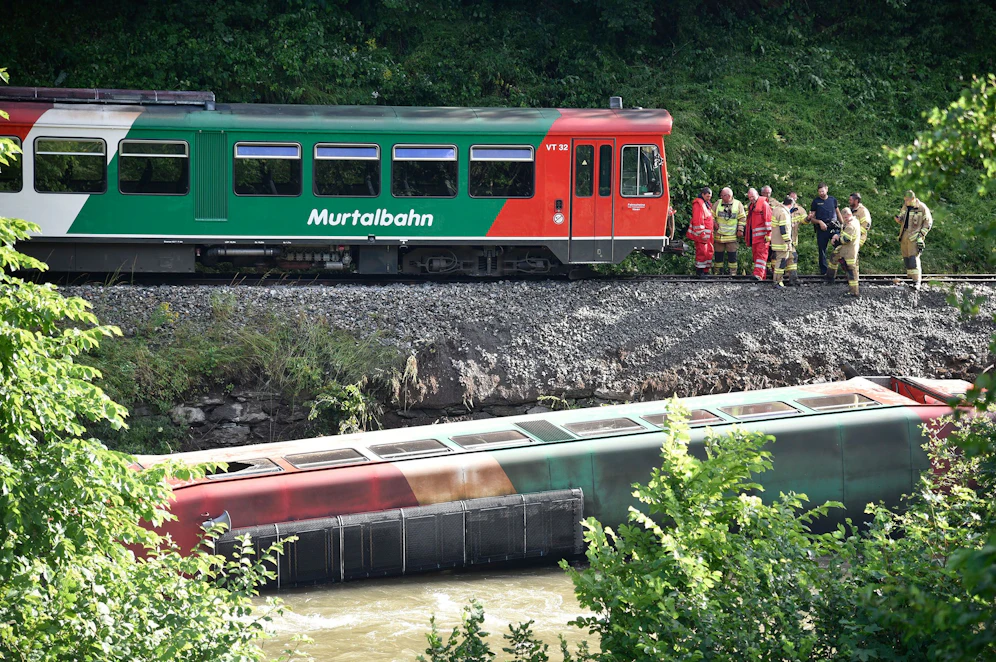 Murtalbahn voller Kinder entgleist – 15 Verletzte