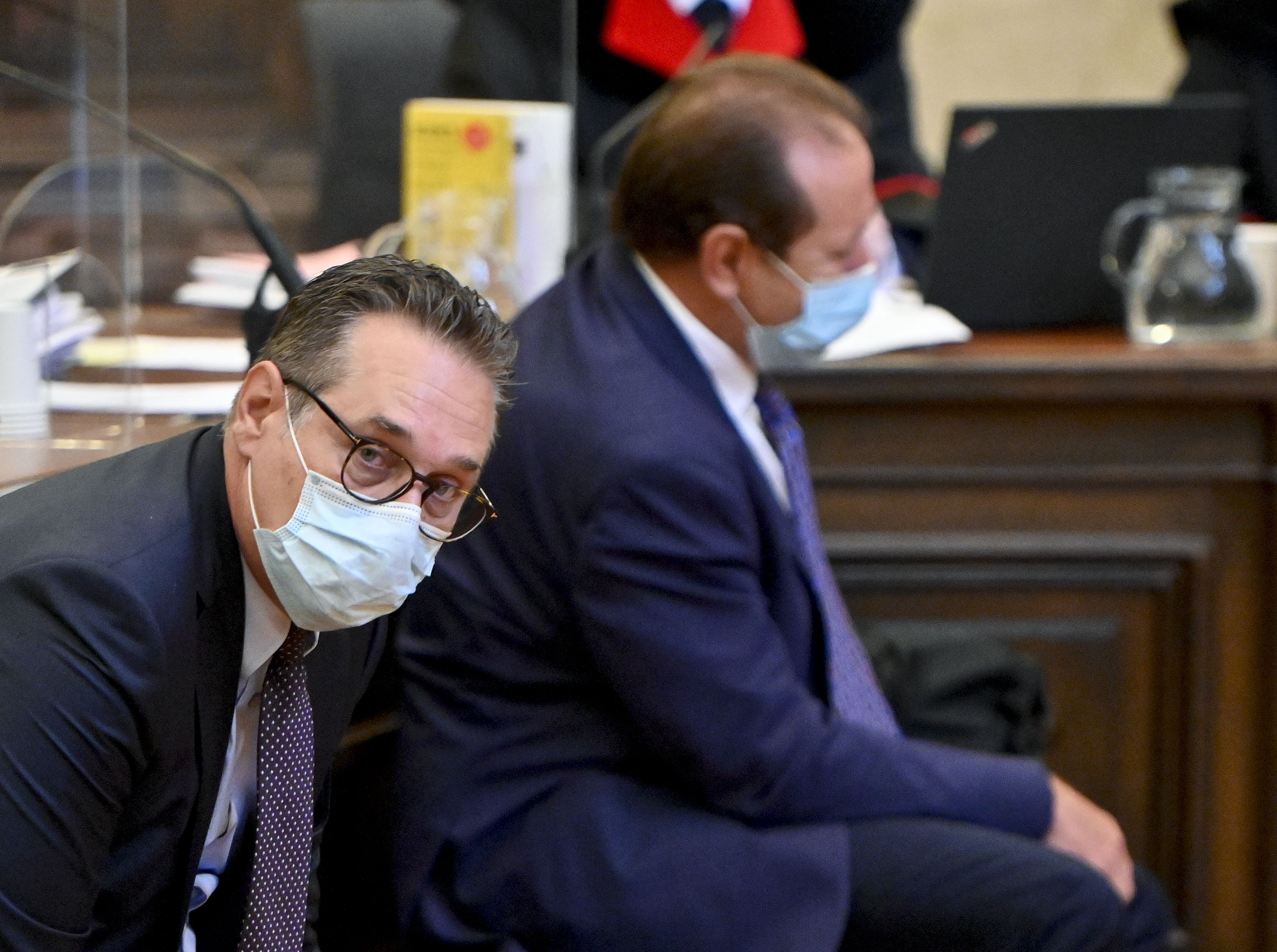 Die Angeklagten Ex-FPÖ-Obmann Heinz-Christian Strache (L) und Klinik-Betreiber Walter Grubmüller am Freitag, 9. Juli 2021, vor Fortsetzung eines Prozesses wegen vermutetem Gesetzeskauf im Zusammenhang mit der Privatklinik Währing im großen Schwurgerichtssaal im Landesgericht Wien. 