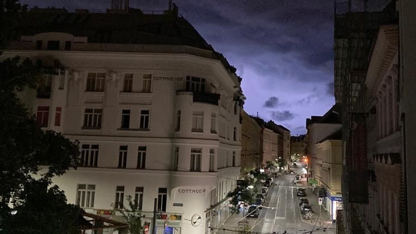 Blitze erleuchten den Himmel bei einem Gewitter über Wien. Symbolbild