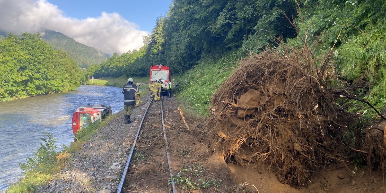 Murtalbahn voller Kinder entgleist – 15 Verletzte