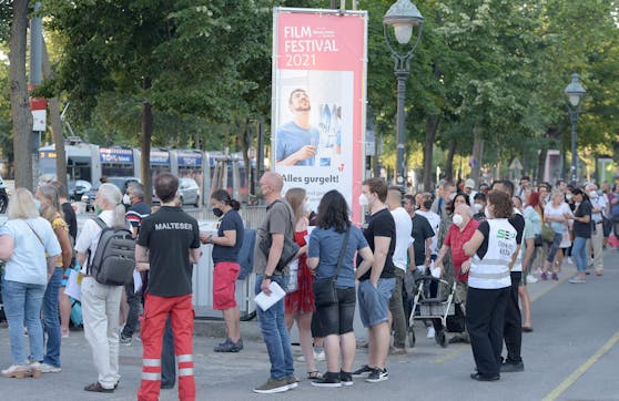 Massenandrang beim Impfen ohne Anmeldung am Wiener Rathausplatz. Die Delta-Variante macht eine hohe Durchimpfungsrate notwendig.