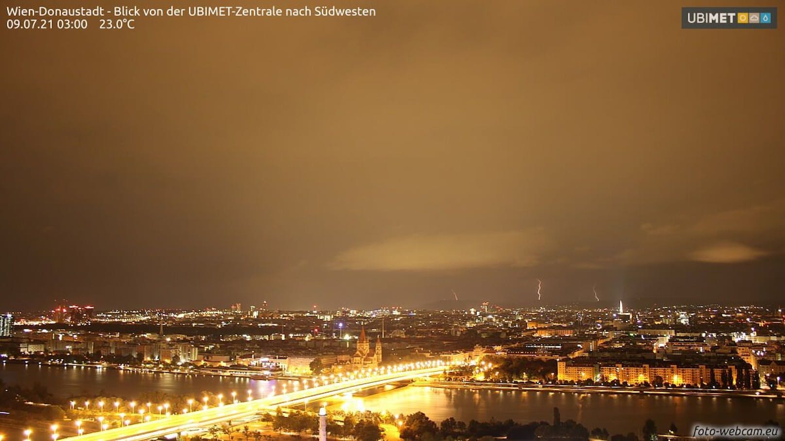 Blitze erhellen den Nachthimmel über Wien - Aufnahme 3 Uhr früh (09.07.2021)