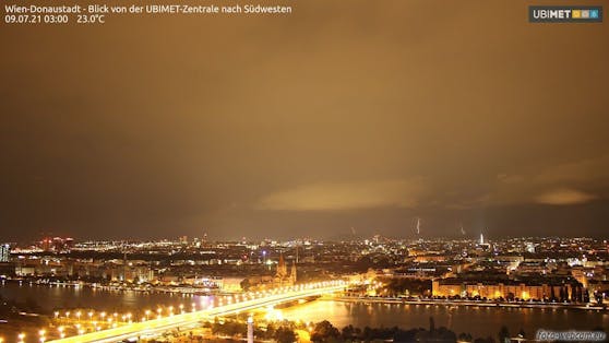 Blitze erhellen den Nachthimmel über Wien - Aufnahme 3 Uhr früh (09.07.2021)
