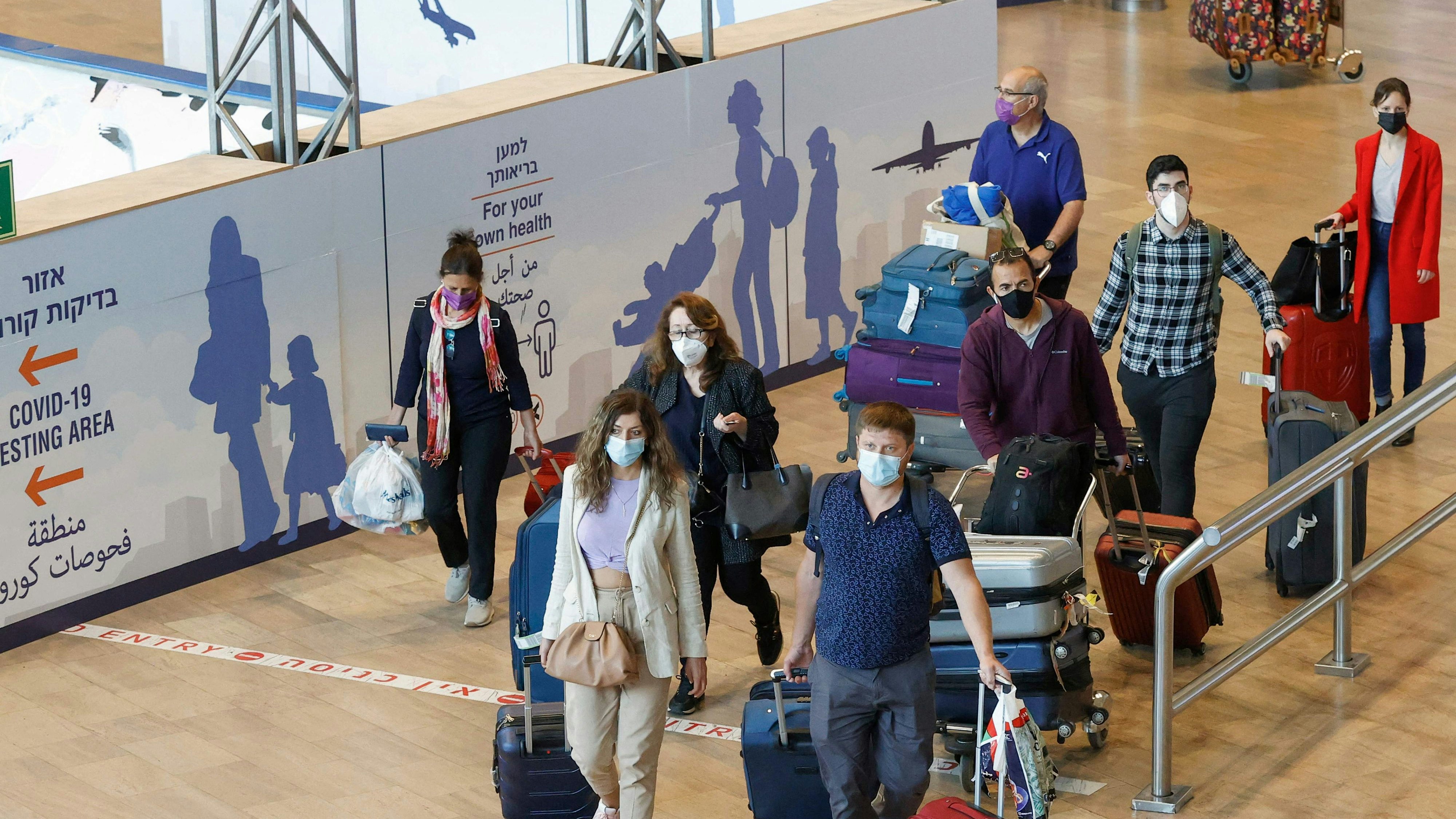 Download von www.picturedesk.com am 09.07.2021 (17:40).  Israelis and vaccinated tourists wearing masks for COVID-19 protection arrive to Israel's Ben Gurion Airport near Tel Aviv on May 23, 2021, after a partial re-opening of the border to inoculated tourists from 14 countries. (Photo by JACK GUEZ / AFP) - 20210523_PD2809 - Rechteinfo: Rights Managed (RM) Nur für redaktionelle Nutzung! Werbliche Nutzung erfordert Freigabe: bitte schicken Sie uns eine Anfrage.