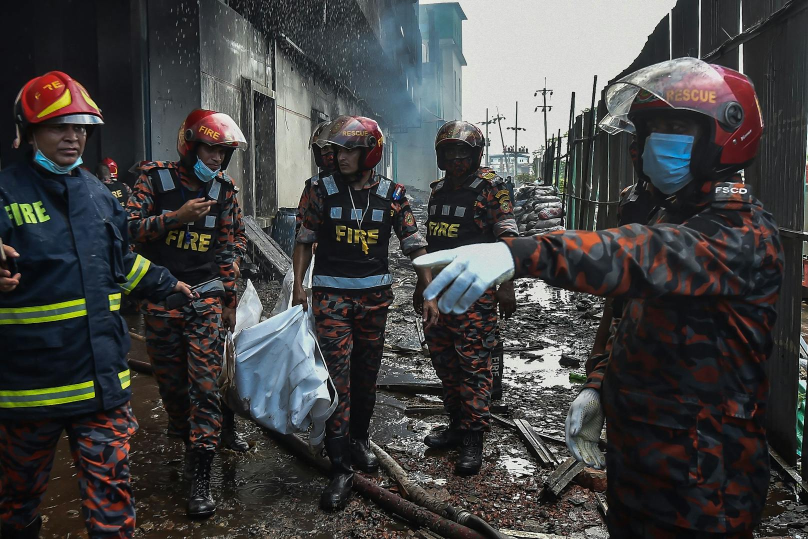 In Bangladesch kamen bei einem Brand in einer Fabrik Dutzende Personen ums Leben.