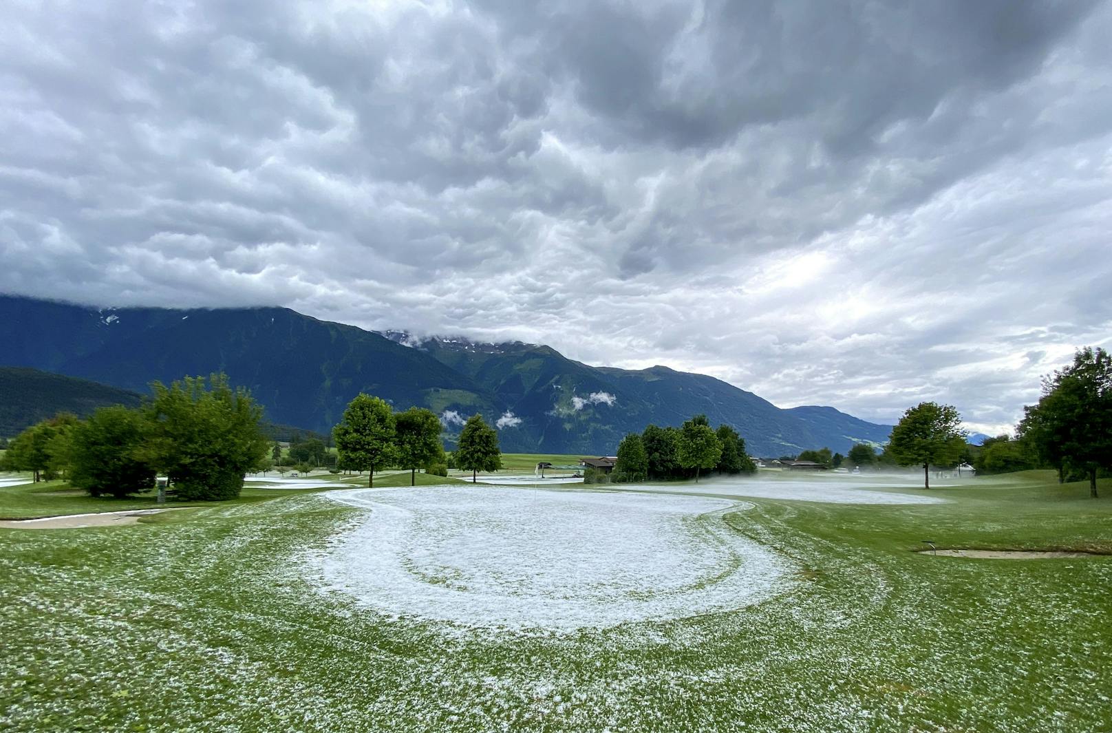 Ein Gewitter mit Hagel färbte den Golfplatz in Mieming (Bezirk Imst) weiß ein.