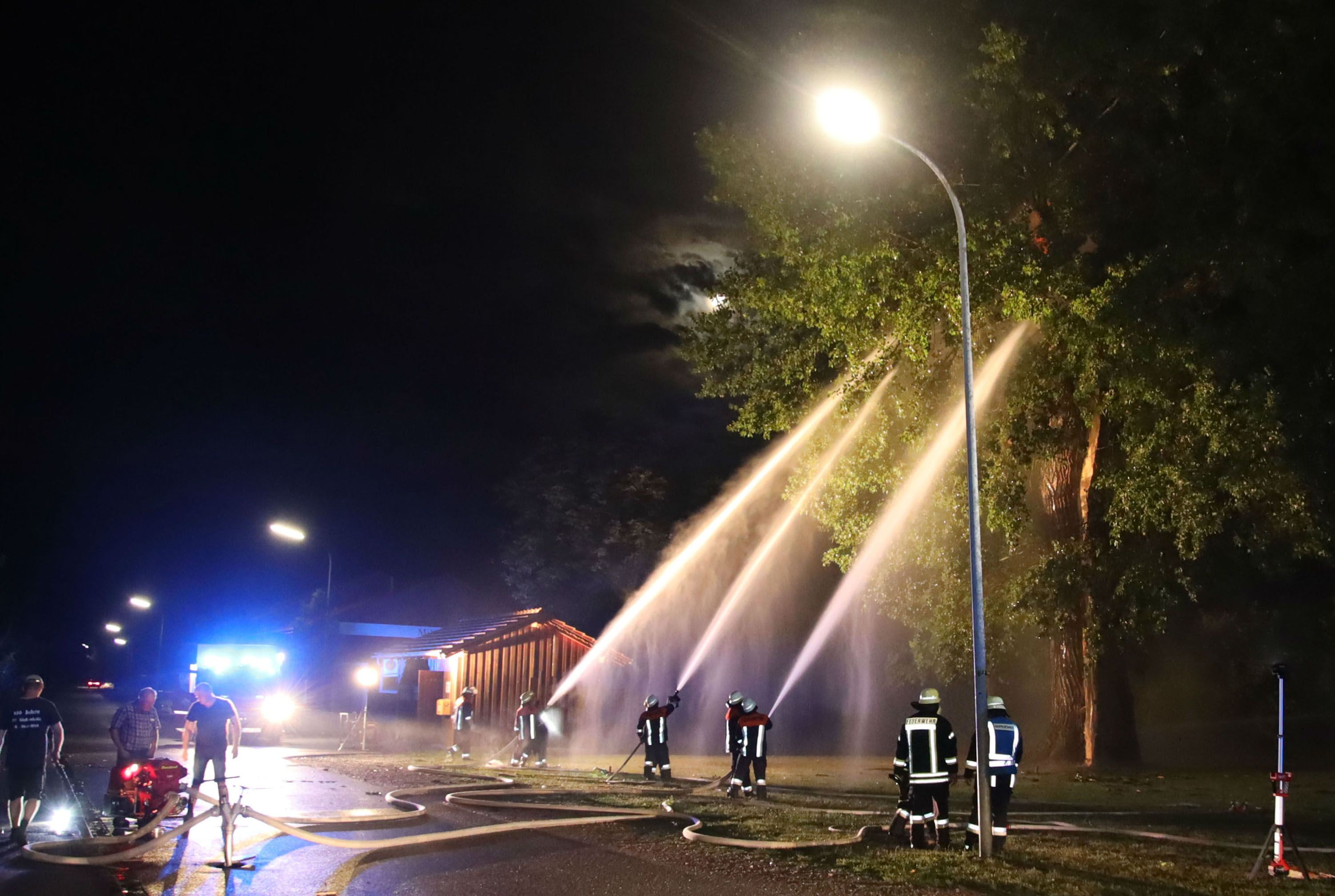 Weil ein Blitz im Baum einschlug, musste die Feuerwehr ausrücken. Symbolbild. 