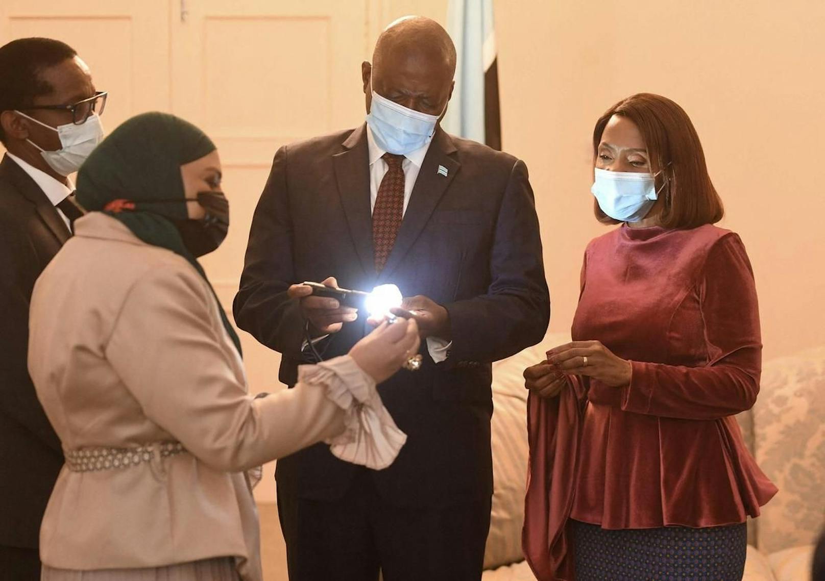 Naseem Lahri, CEO von Lucara Diamond, präsentierte den Stein am Mittwoch Botswanas Präsident Mokgweetsi Masisi und seiner Frau Neo.