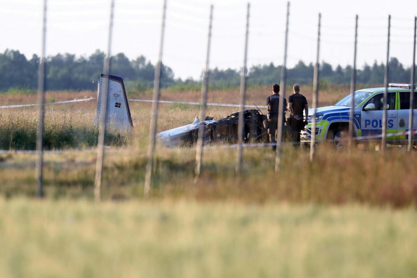Acht Fallschirmspringer und der Pilot an Bord: Wrack des abgestürzten Kleinflugzeugs in Schweden. (8. Juli 2021)