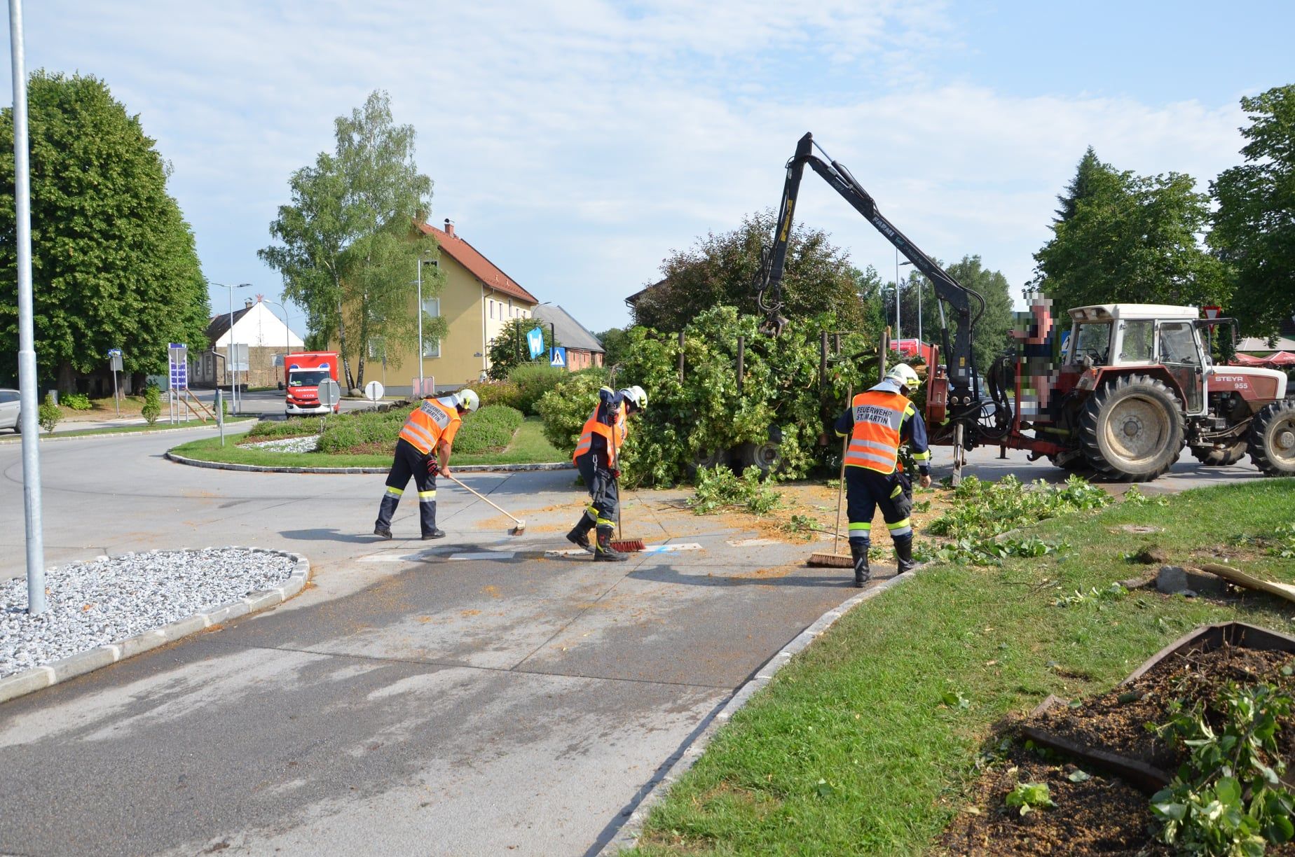 Der Lkw-Fahrer bog verkehrt in den Kreisverkehr ein.