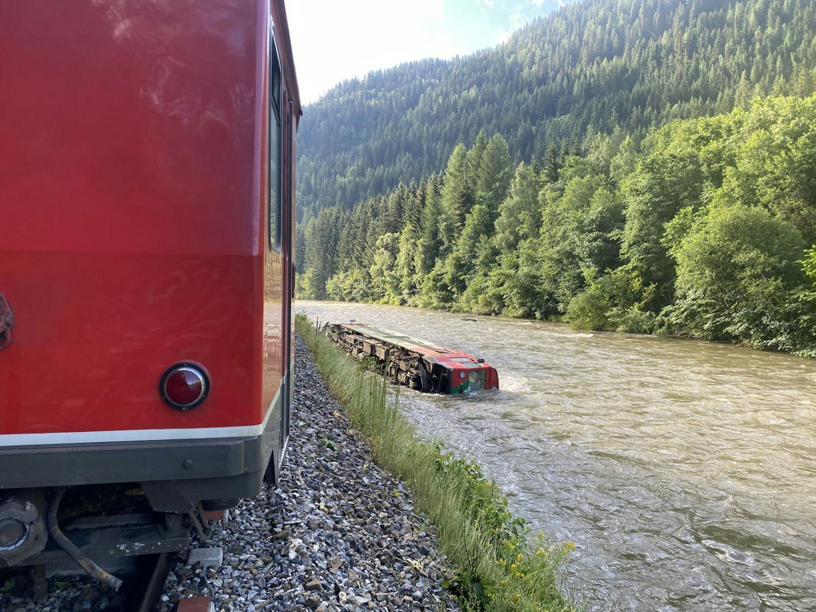 54 Passagiere haben sich zum Zeitpunkt des Unglücks um kurz nach 7 Uhr im Zug befunden, darunter mindestens 45 Kinder. Der Unfall ereignete sich Freitagfrüh im Salzburger Lungau.