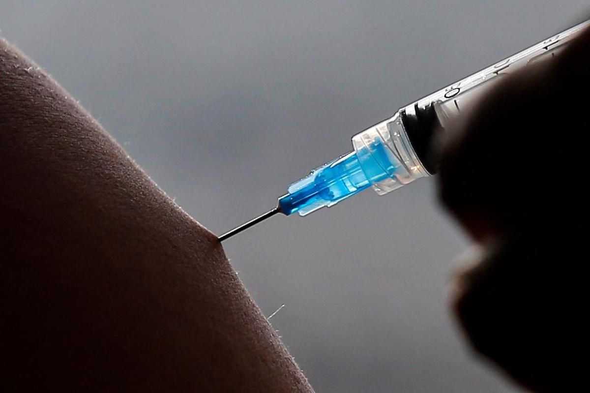 Die dritte Dosis kann sechs bis zwölf Monate nach der ersten Impfung erforderlich sein.