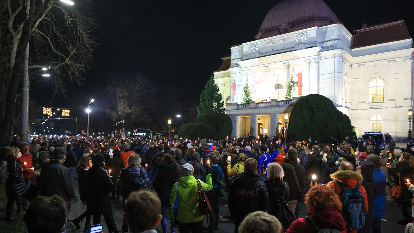 Tausende Teilnehmer beim "Yeswecare"-Lichtermeer in Graz am Silvesterabend.