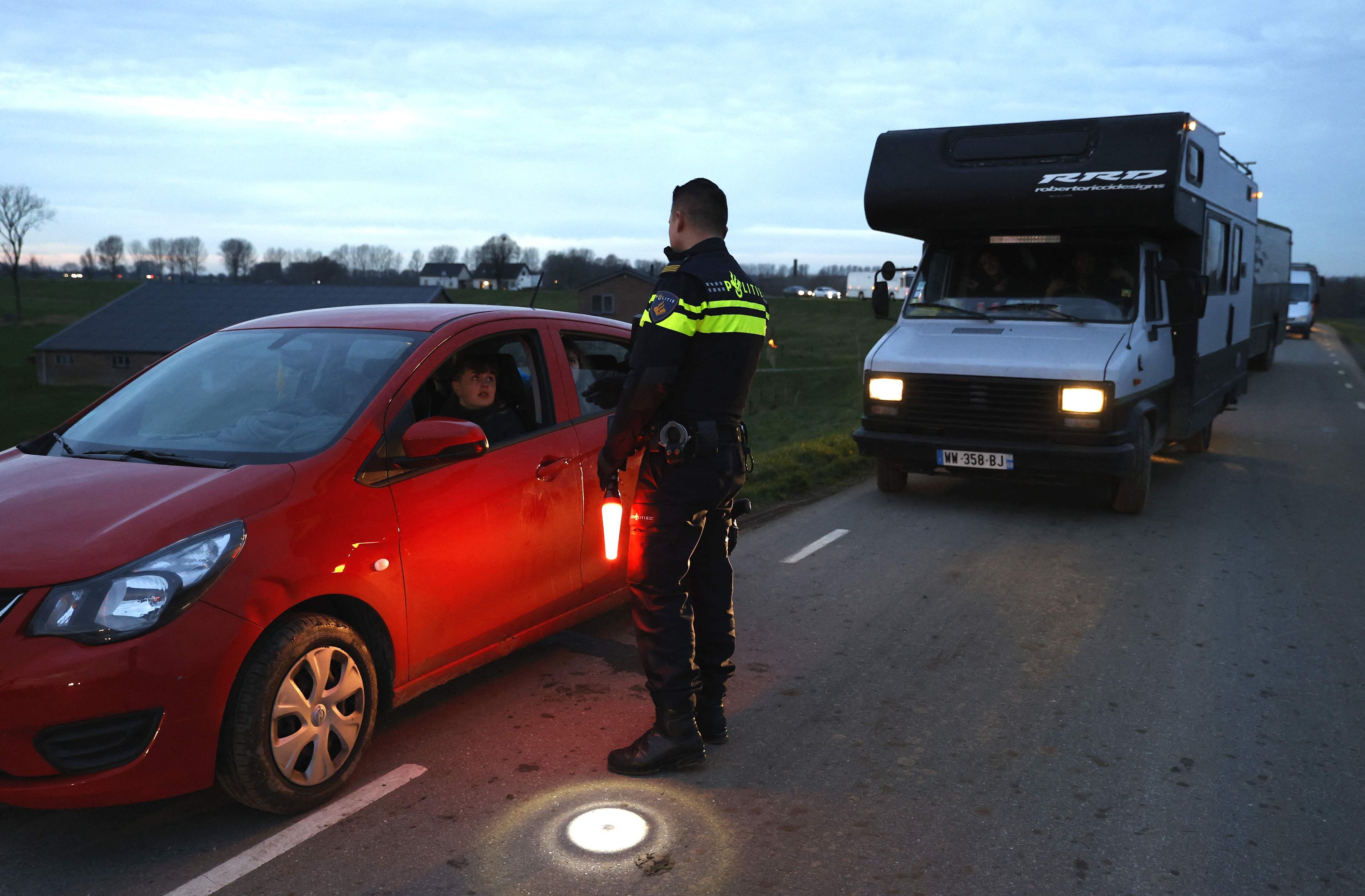 Polizisten kontrollieren Autos in Rijswijk