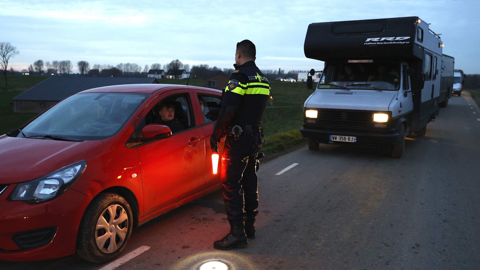 Polizisten kontrollieren Autos in Rijswijk