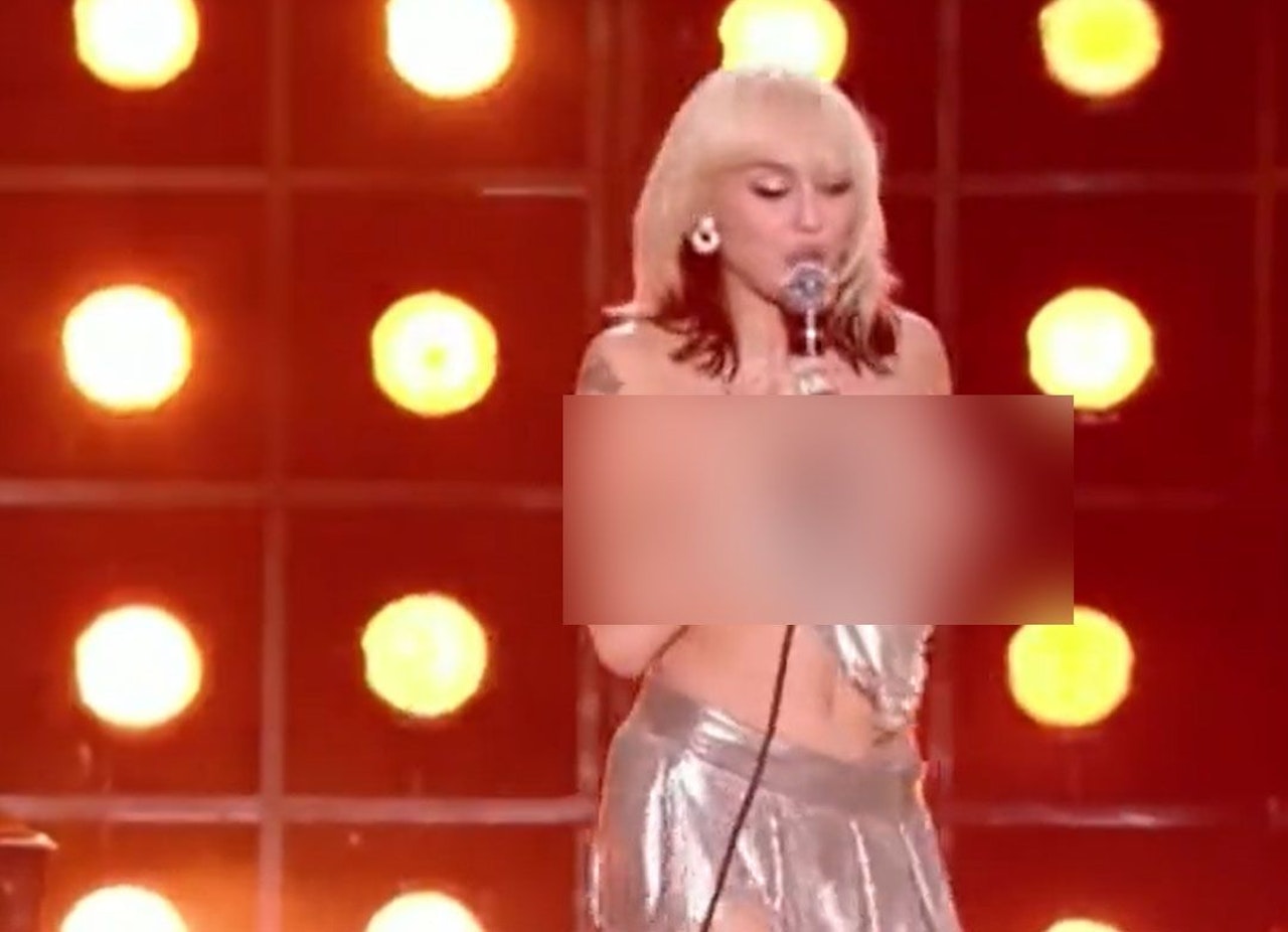 Heute.at - Hoppala! Miley Cyrus oben ohne bei Silvestershow