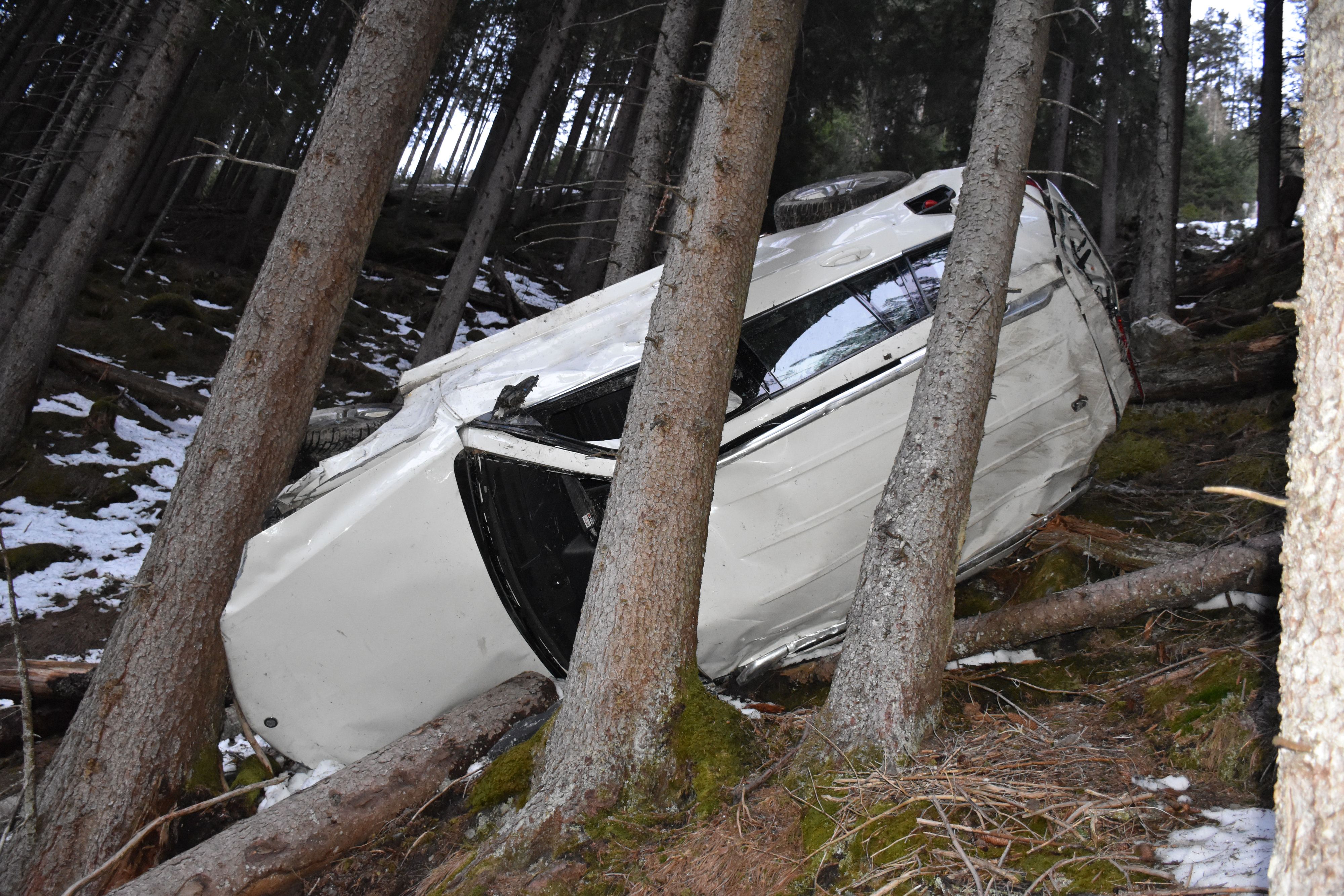 Ein 66-Jähriger ist mit seinem Taxi von der Straße/Rodelbahn von der Bichlalm in Richtung Hintertux abgekommen. 