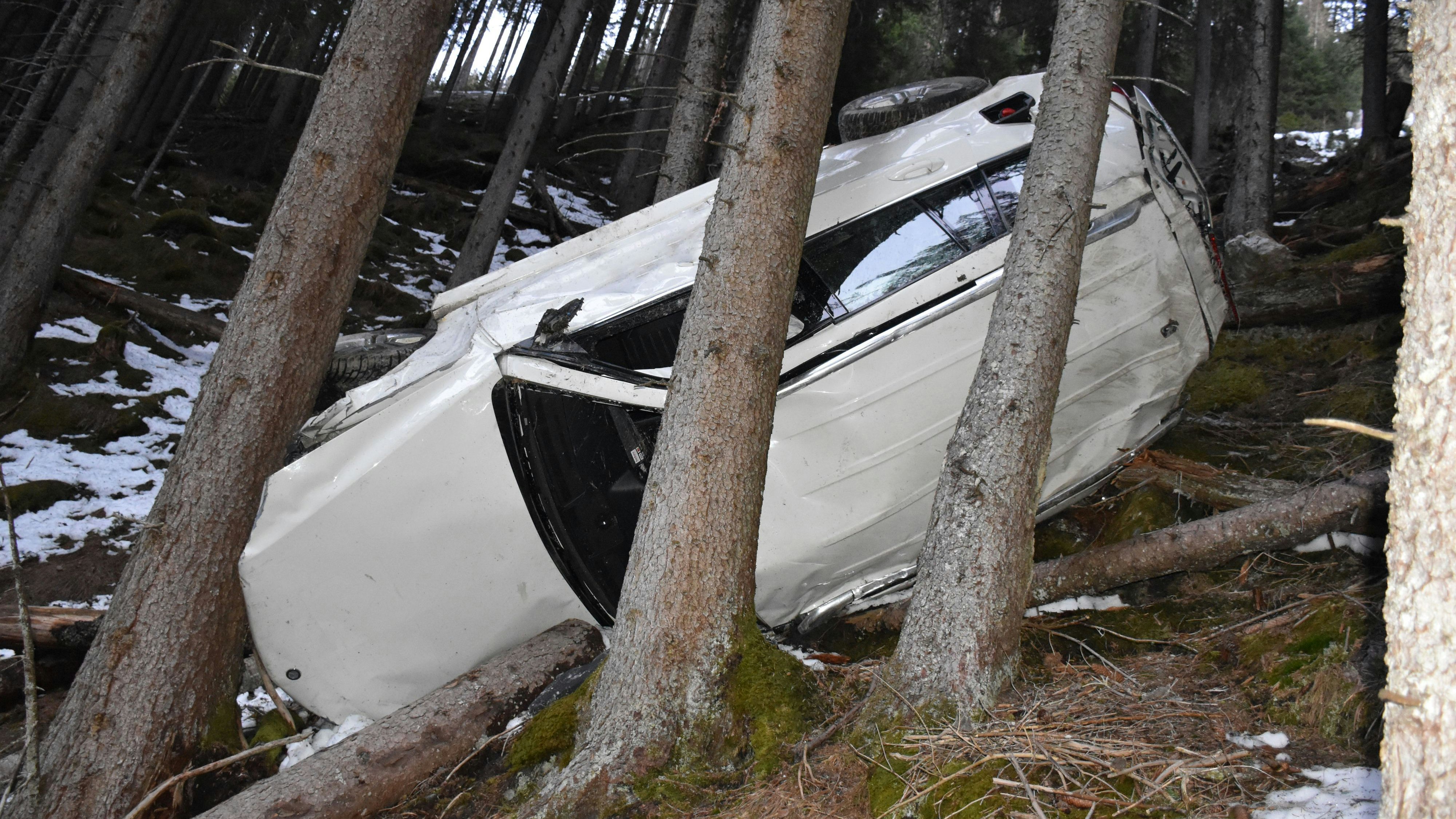 Tux-Fahrzeugabsturz mit schwerverletzter Person-Fotocredit: ZOOM.TIROL 