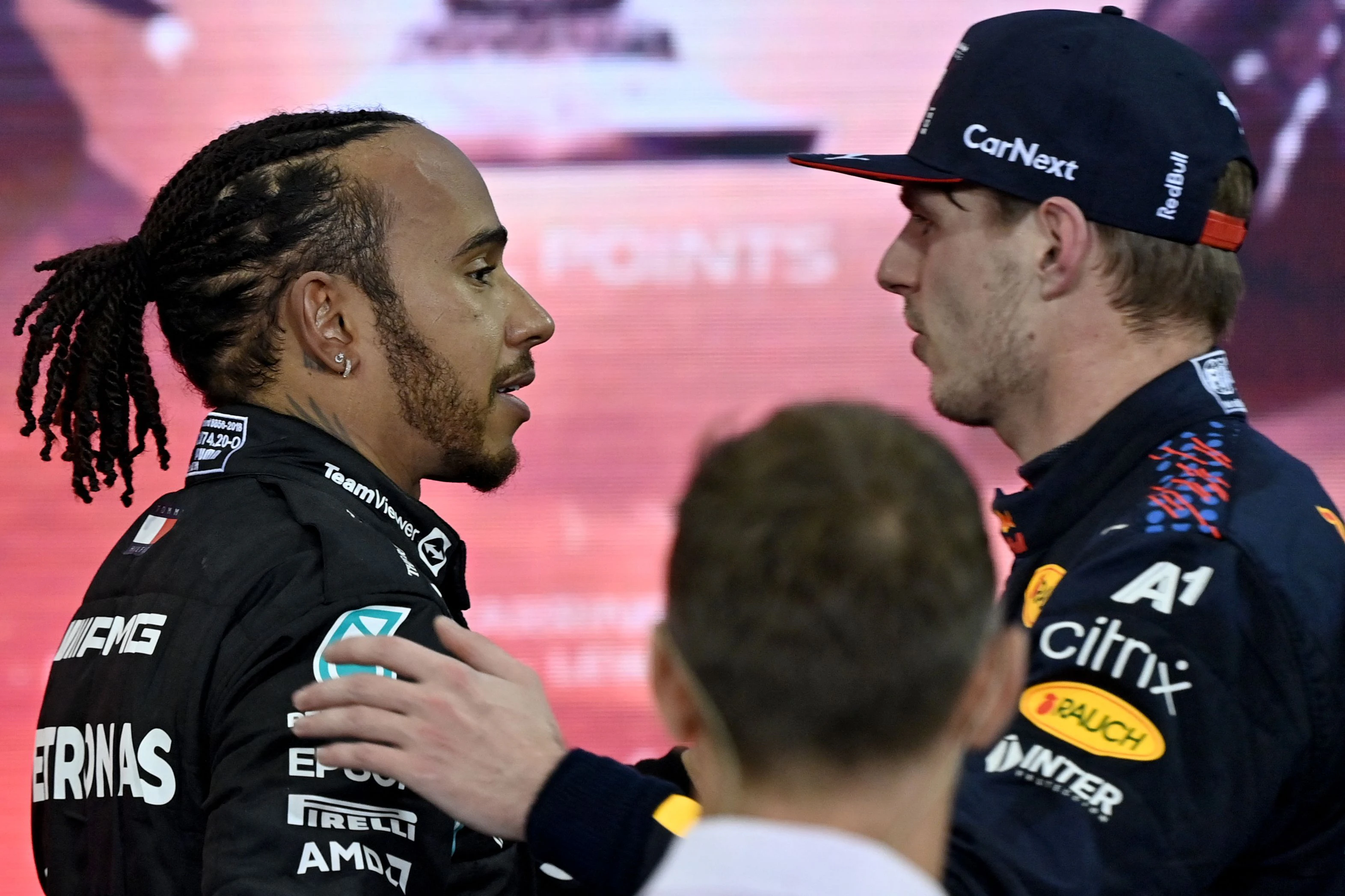 Lewis Hamilton gratuliert Weltmeister Max Verstappen. 