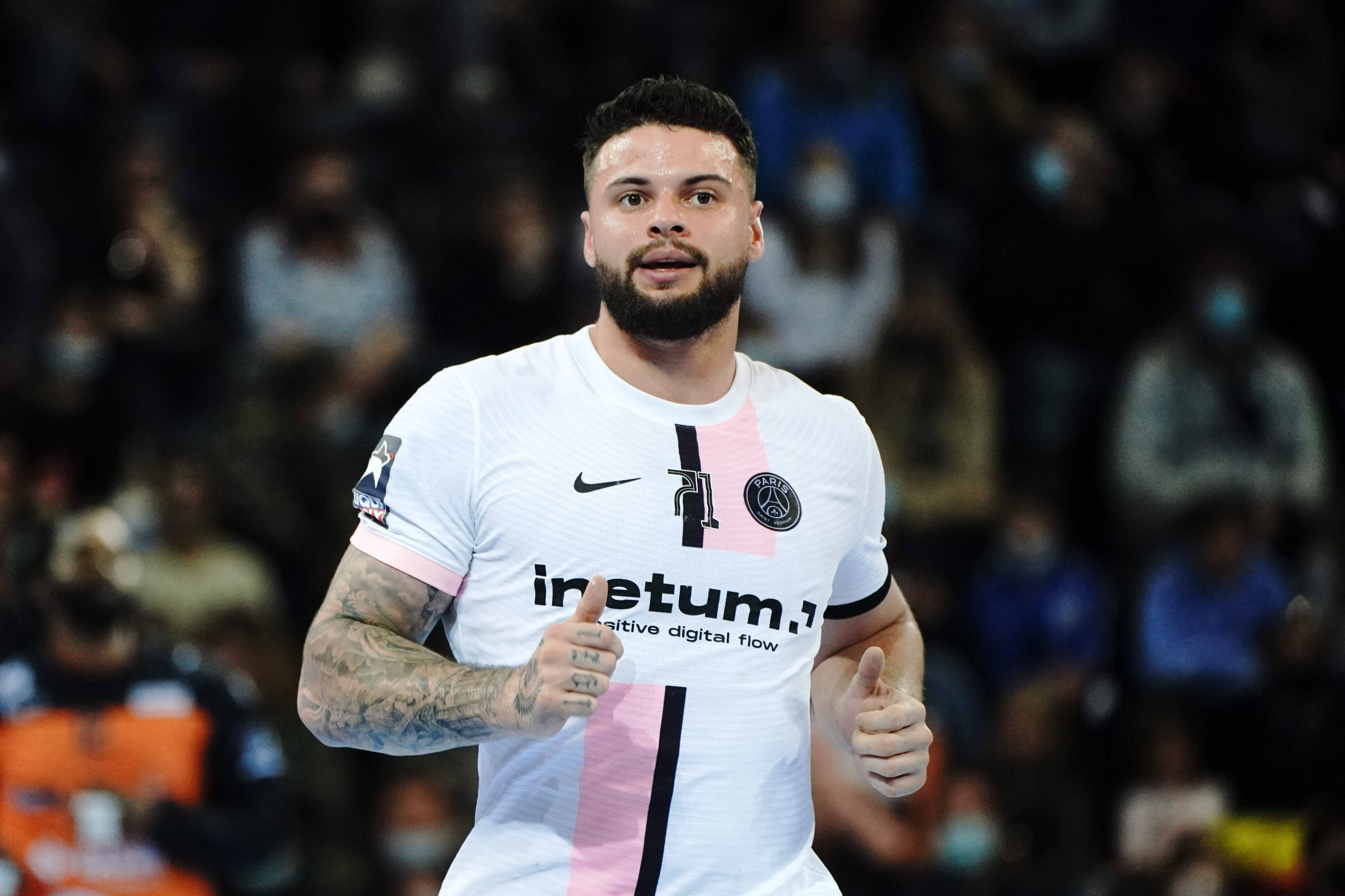 Paris-Handballer Elohim Prandi wird im Krankenhaus behandelt. 