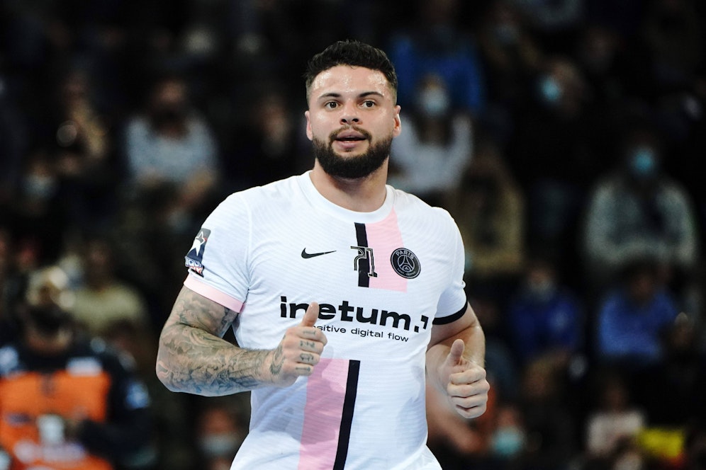 Paris-Handballer Elohim Prandi wird im Krankenhaus behandelt. 