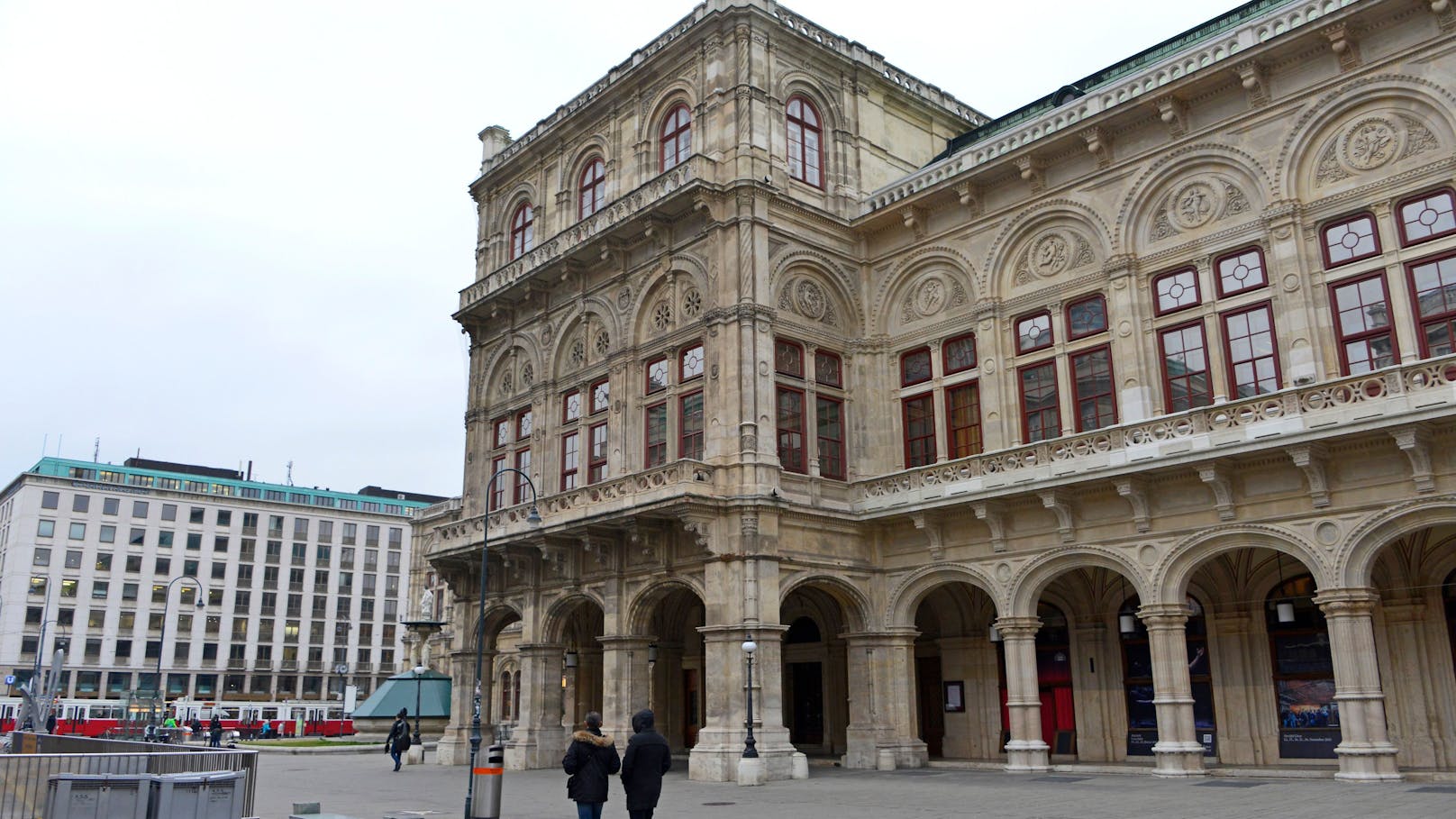 In der Wiener Staatsoper gelten strenge Regeln für Gäste. Mit der "3G-Booster plus" Regel hält die Oper die Türen (und Vorhänge) trotz Omikron offen.