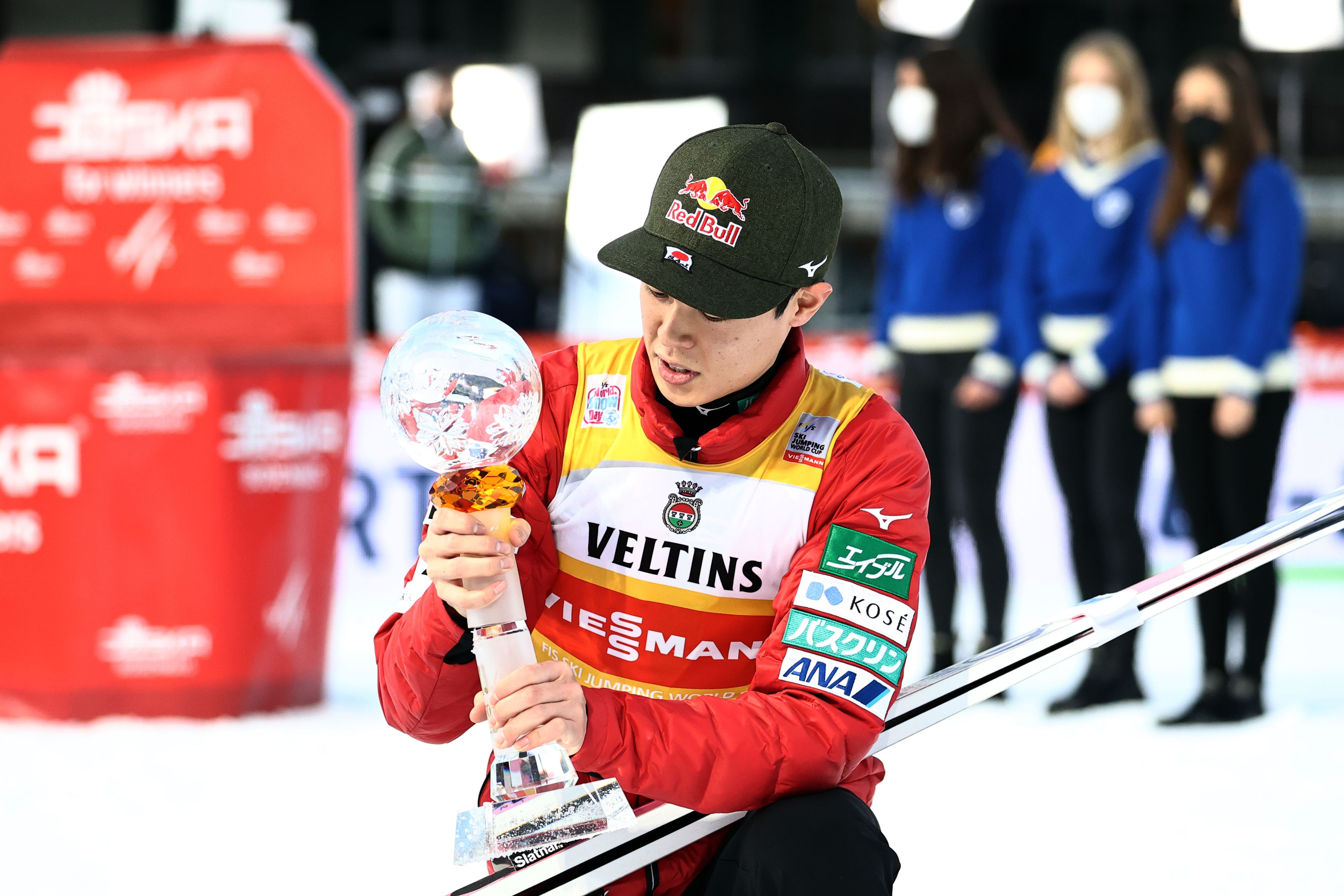Ryoyu Kobayashi zerstörte beim Jubeln die Sieger-Trophäe. 