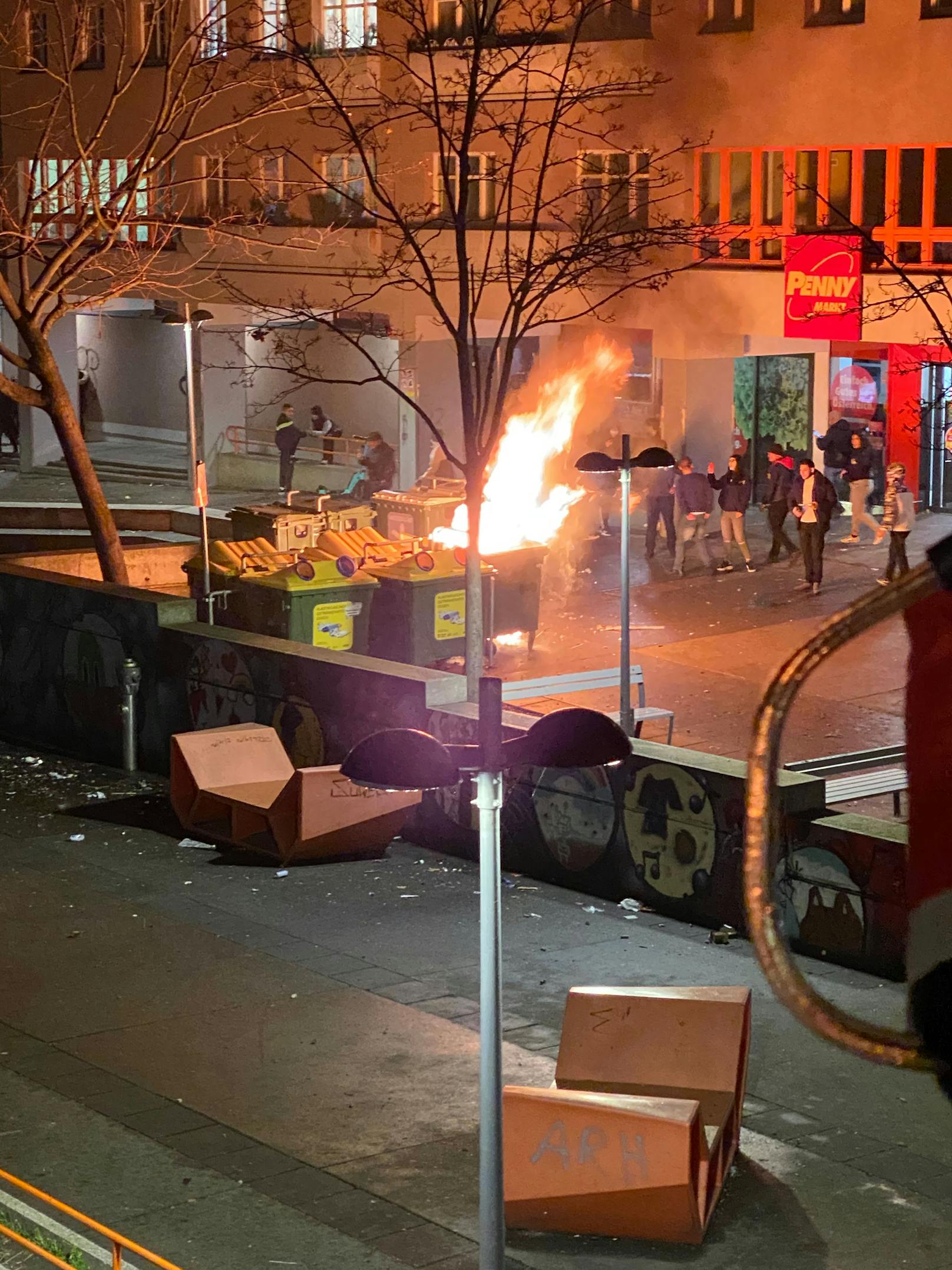 Am Kubinplatz (Wien-Donaustadt) brannte eine Mülltonne völlig aus. In der Nähe brach zudem auf einem Balkon ein Feuer aus.