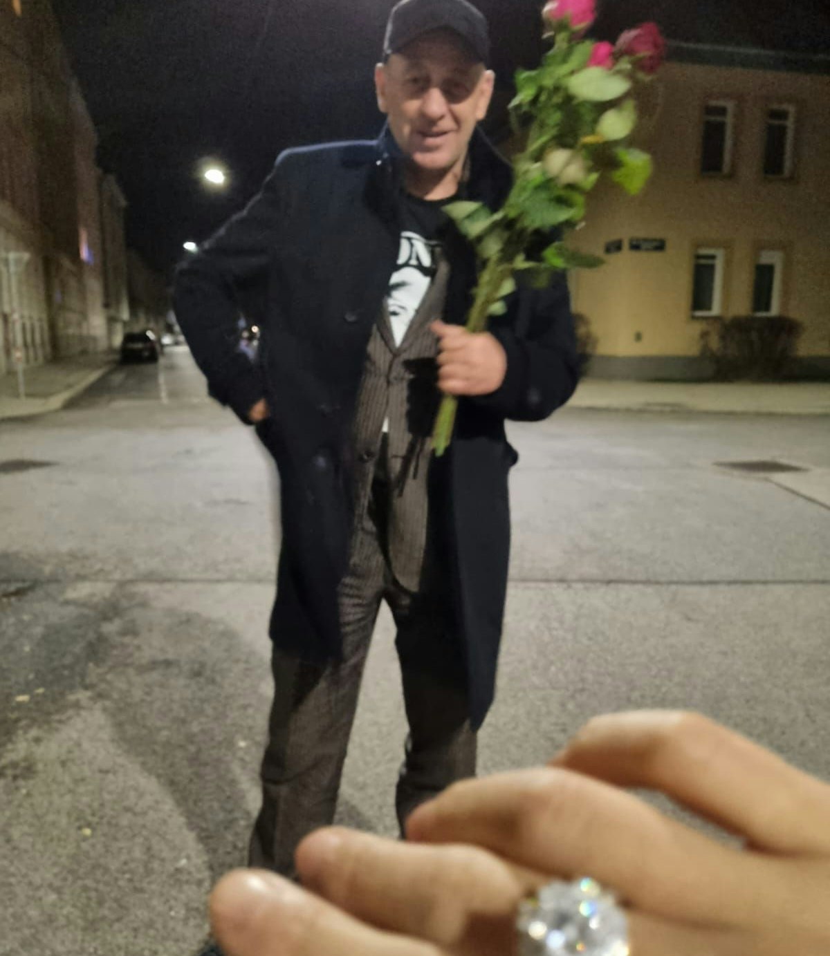 Kabarettist Alf Poier, Begleitung und der vermeintliche Verlobungsring